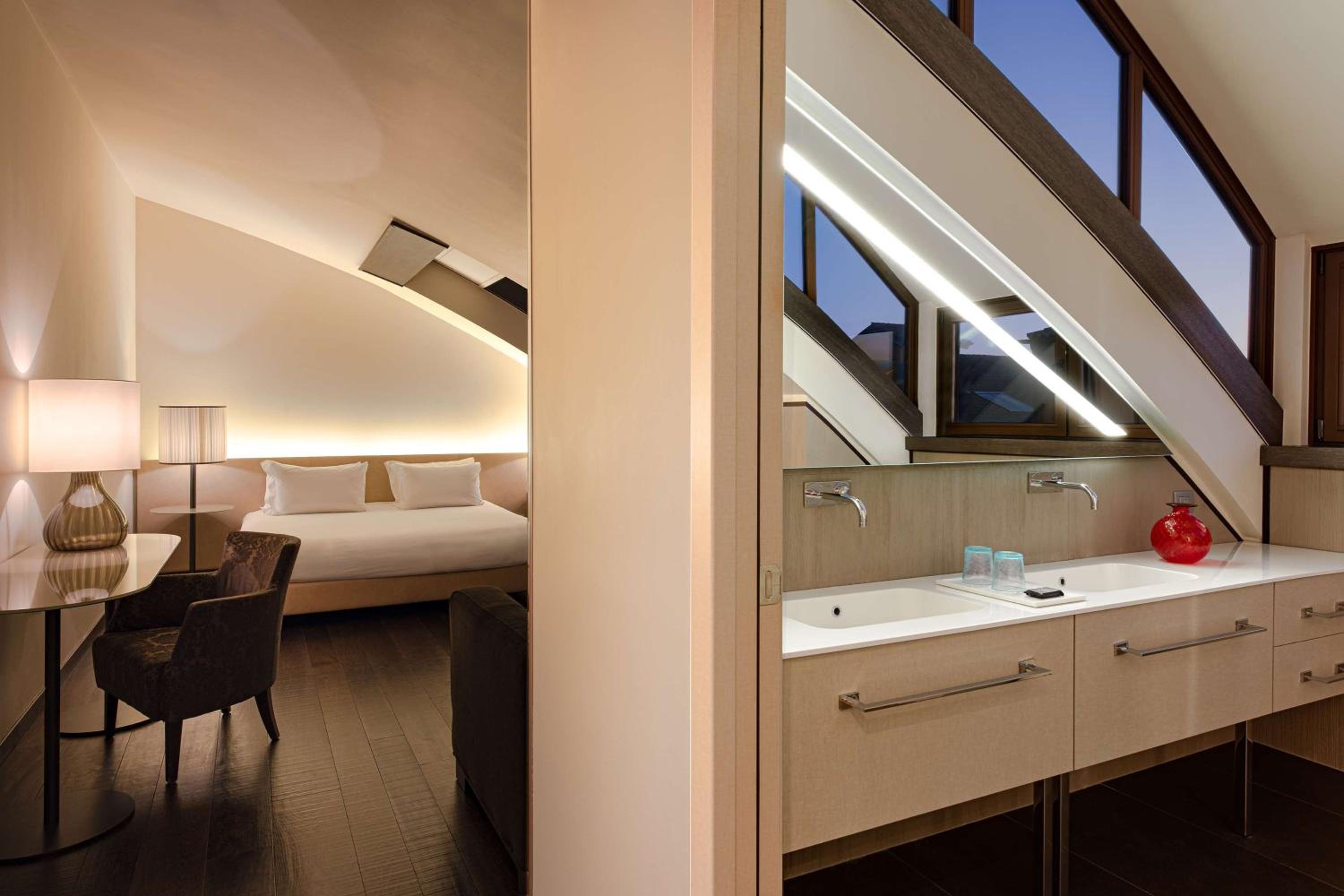 Junior King Suite with Canal View - Photo 7