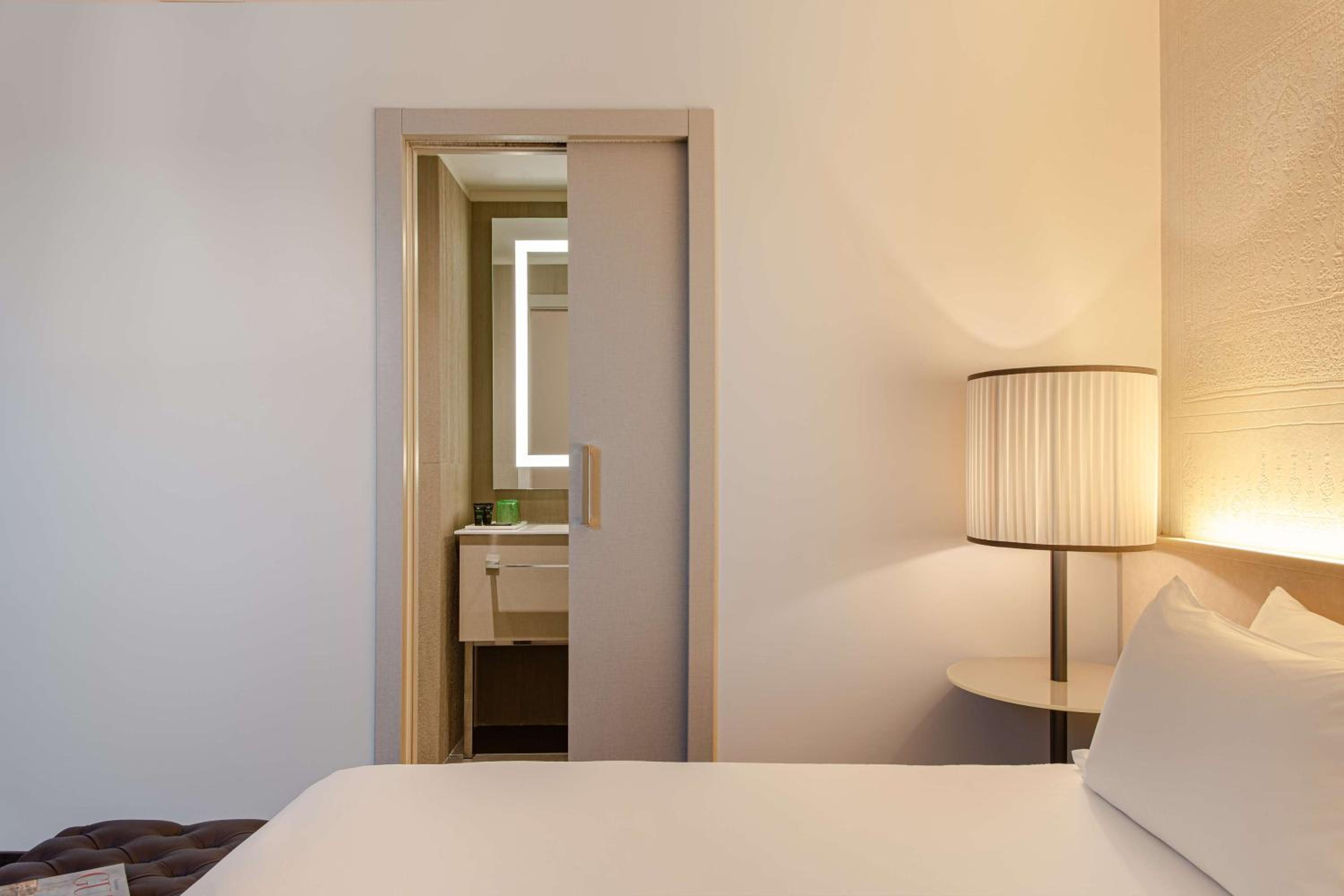 King Room with Courtyard View - Photo 3