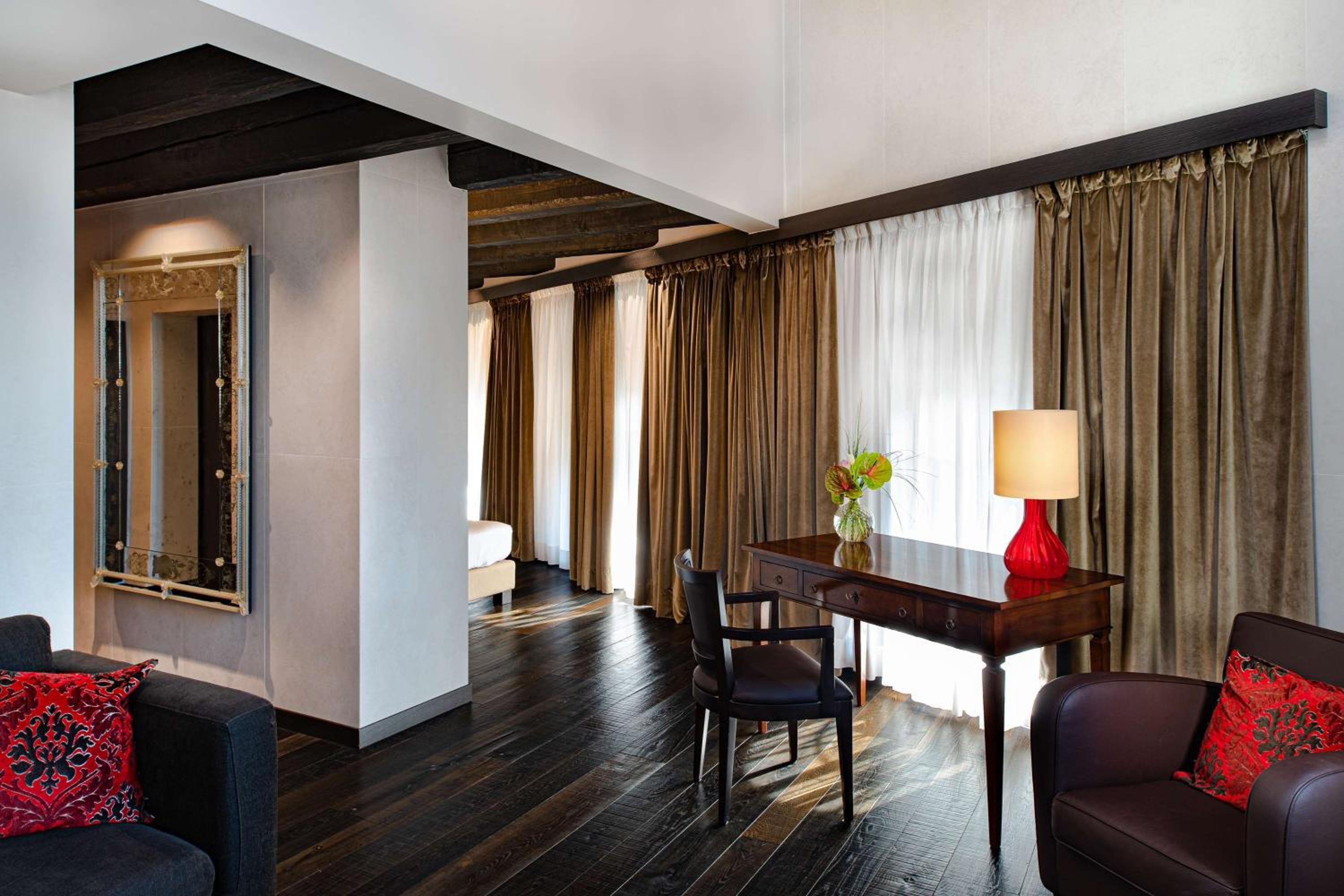 Grand Suite with Canal View - Photo 10