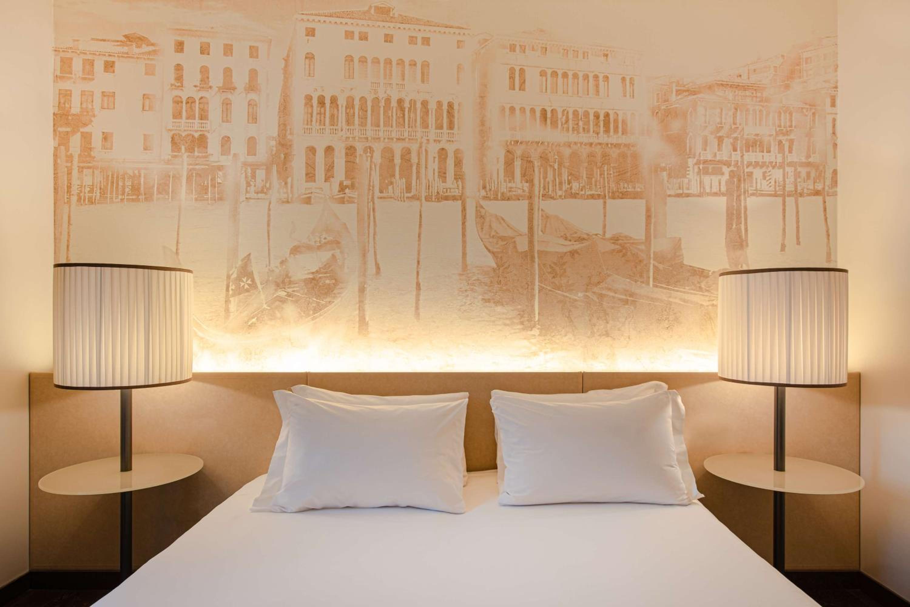 Deluxe King Room - Photo 1