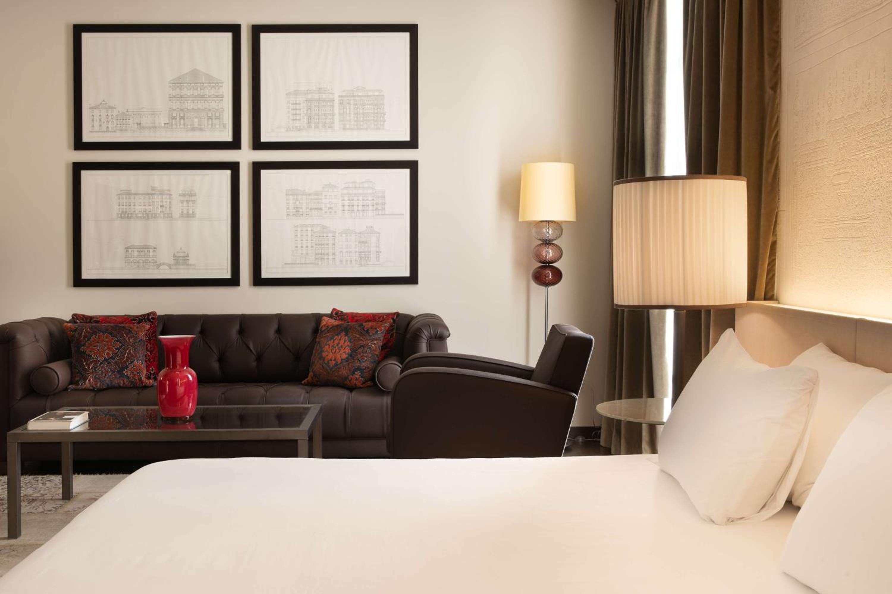 Junior King Suite with Canal View - Photo 3