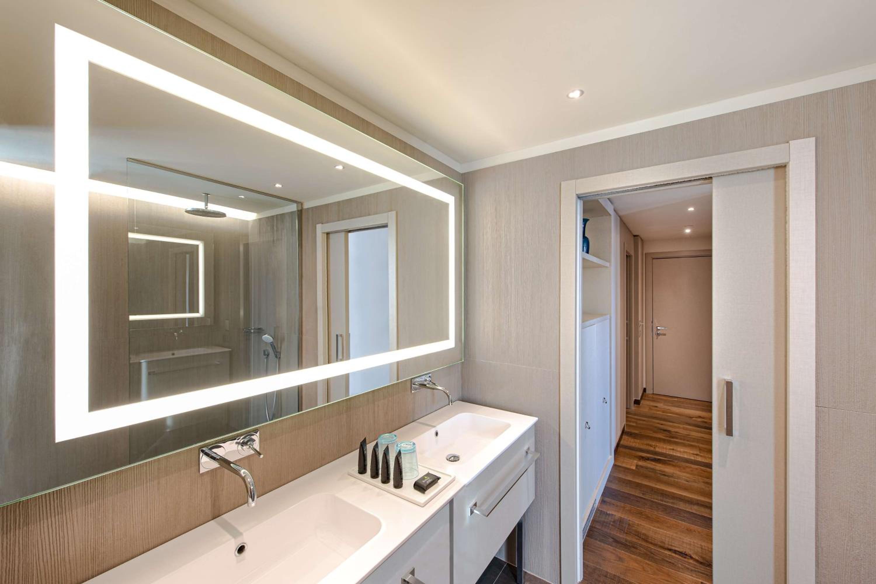 Junior King Suite with Canal View - Photo 4