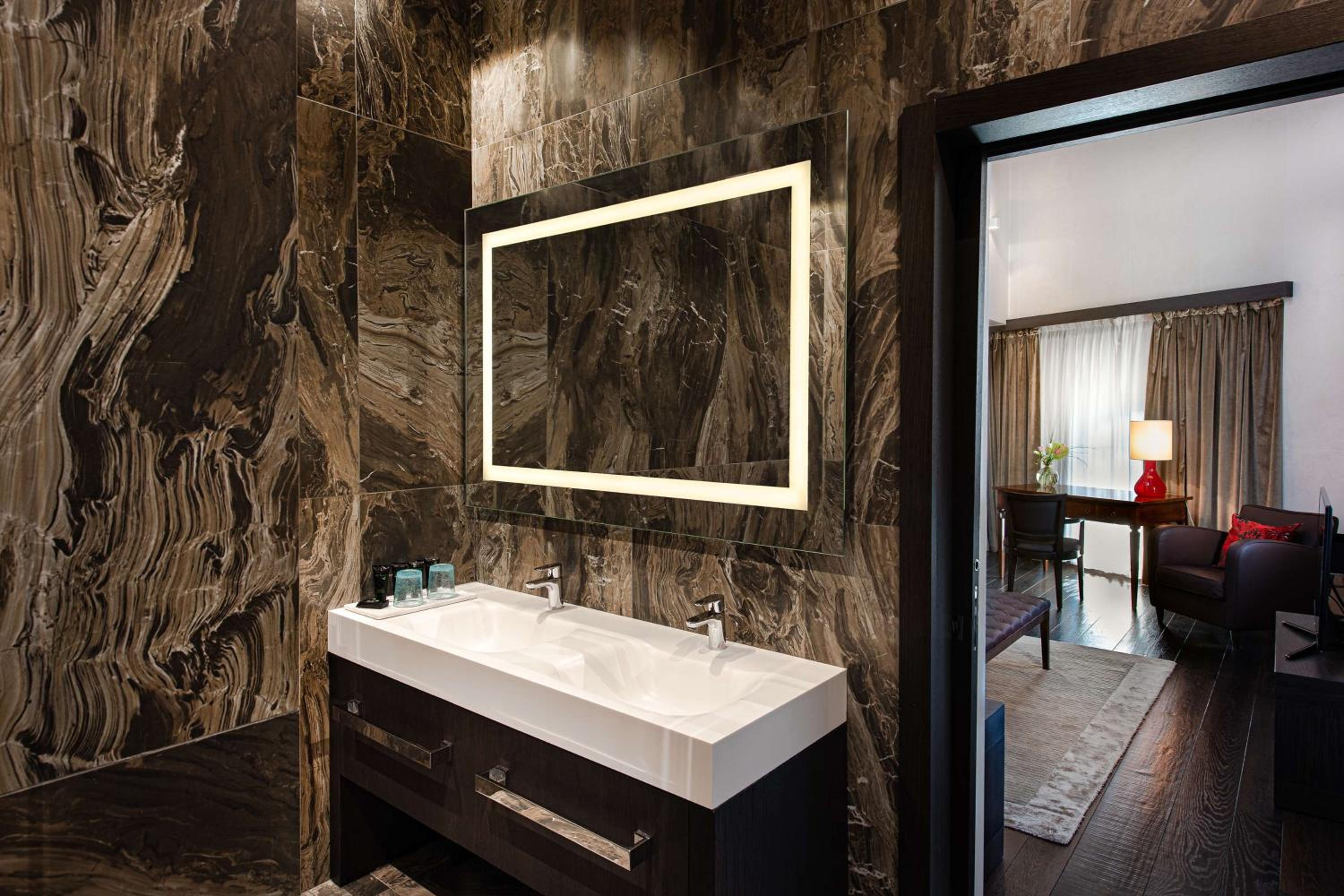 Grand Suite with Canal View - Photo 4
