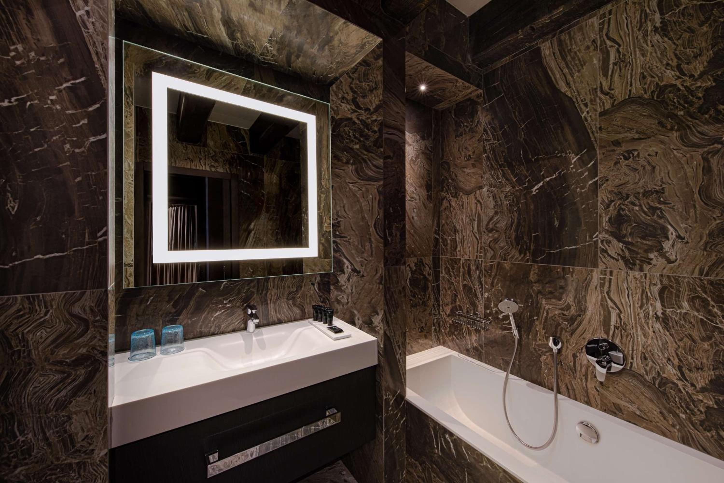 Grand Suite with Canal View - Photo 6