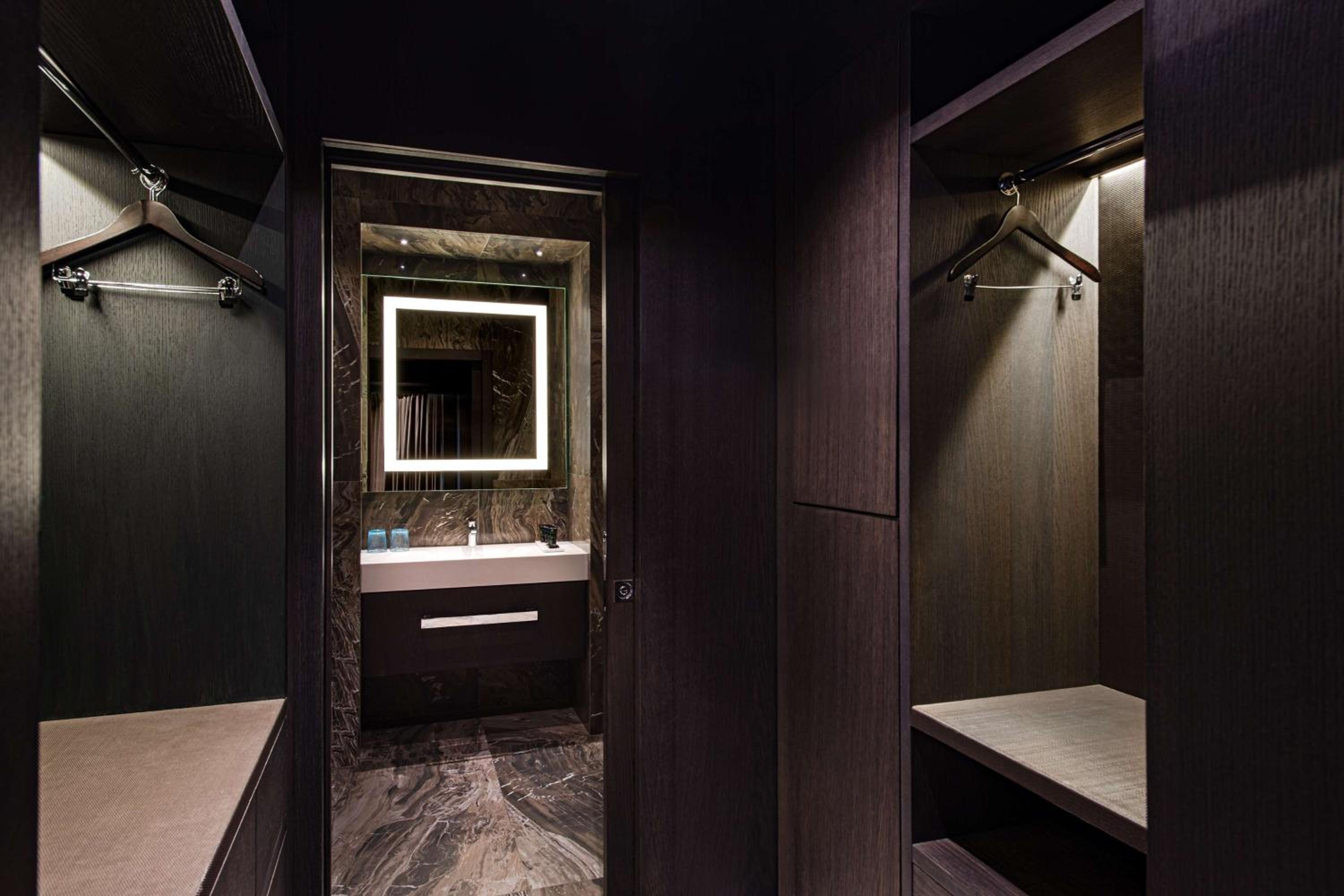 Grand Suite with Canal View - Photo 5