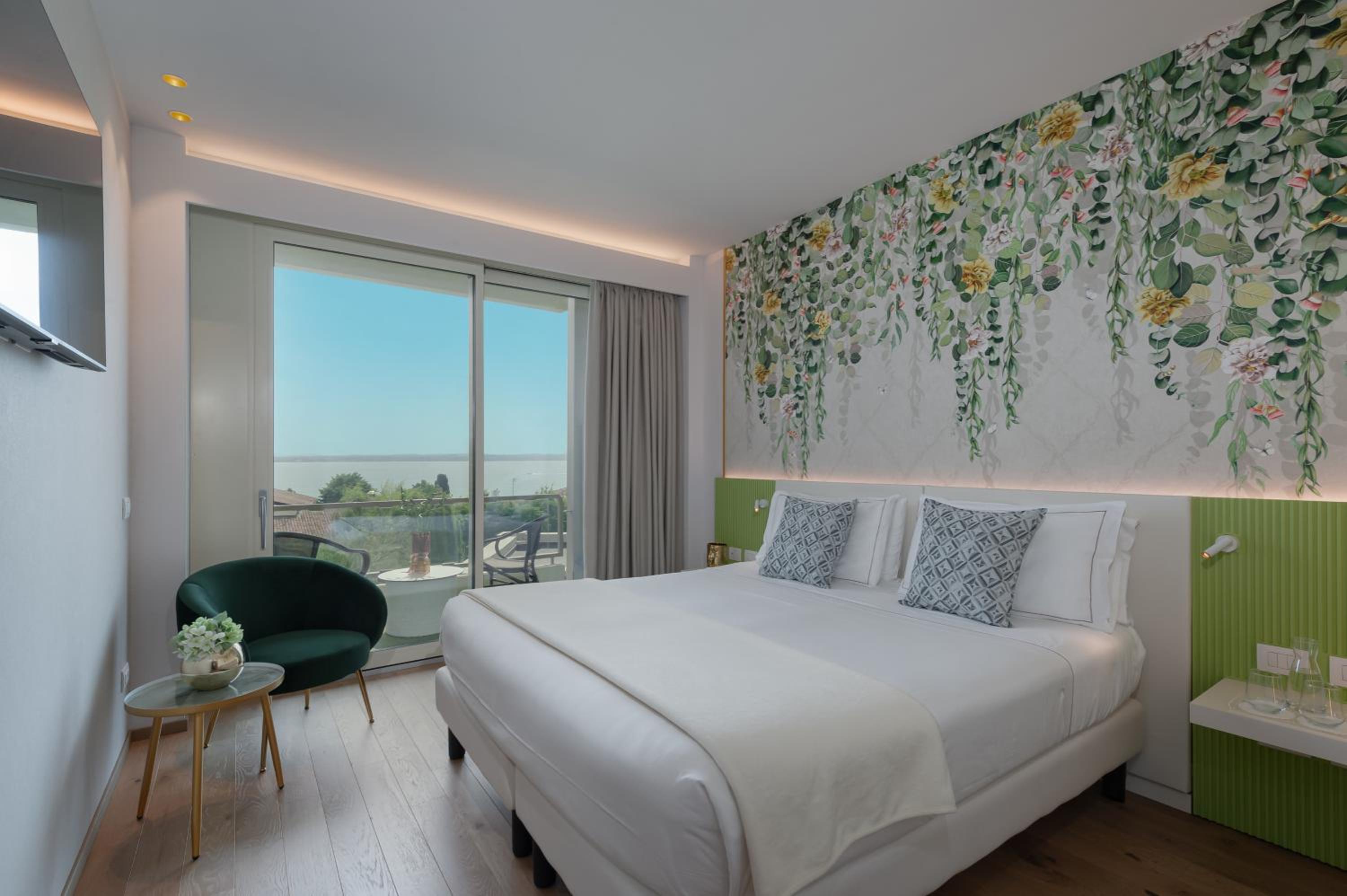 Superior Double Room with Lake View - Photo 4