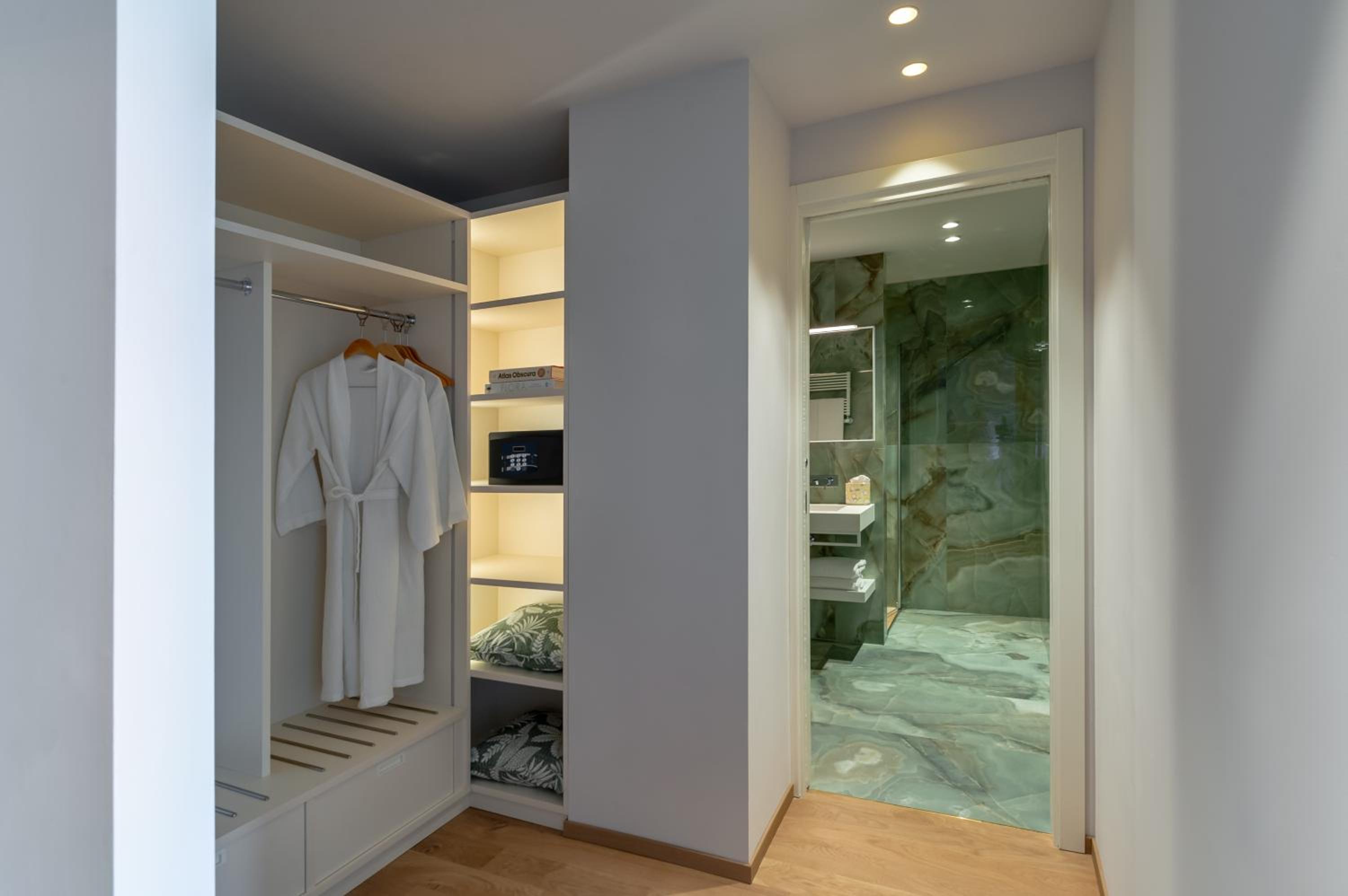 Junior Suite with Terrace and Lake View photo 3