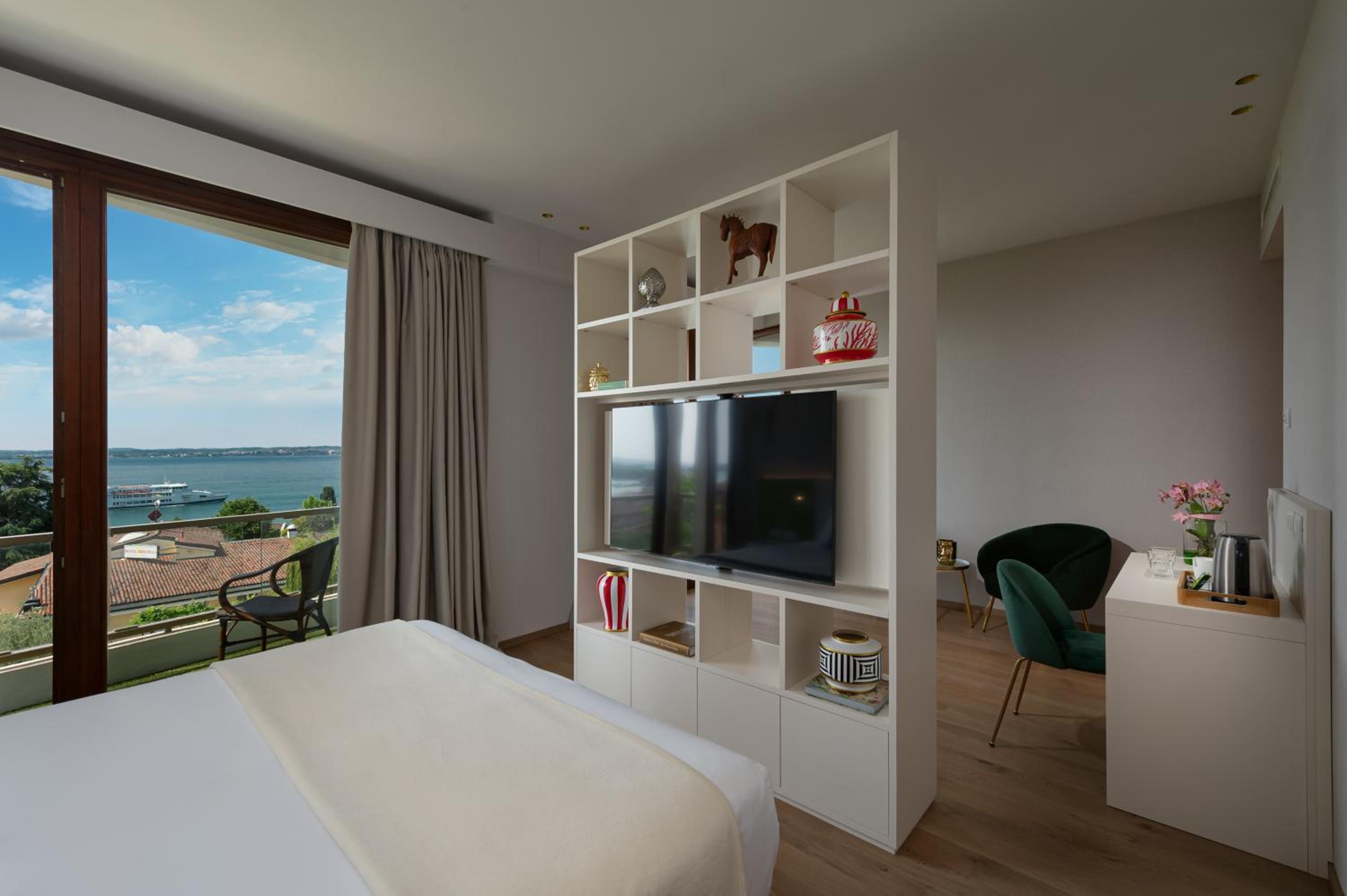 Junior Suite with Terrace and Lake View