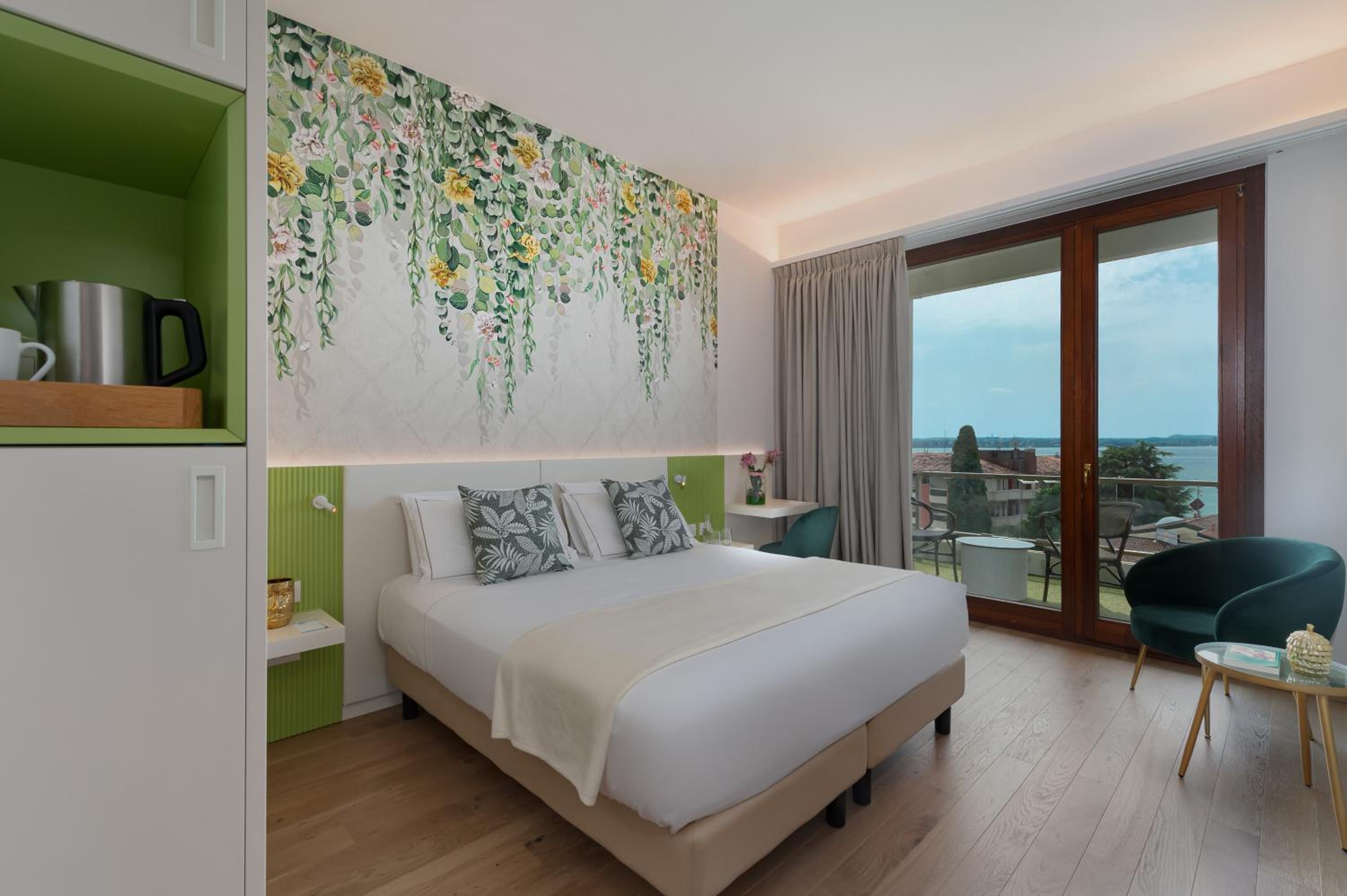 Superior Double Room with Lake View - Photo 3
