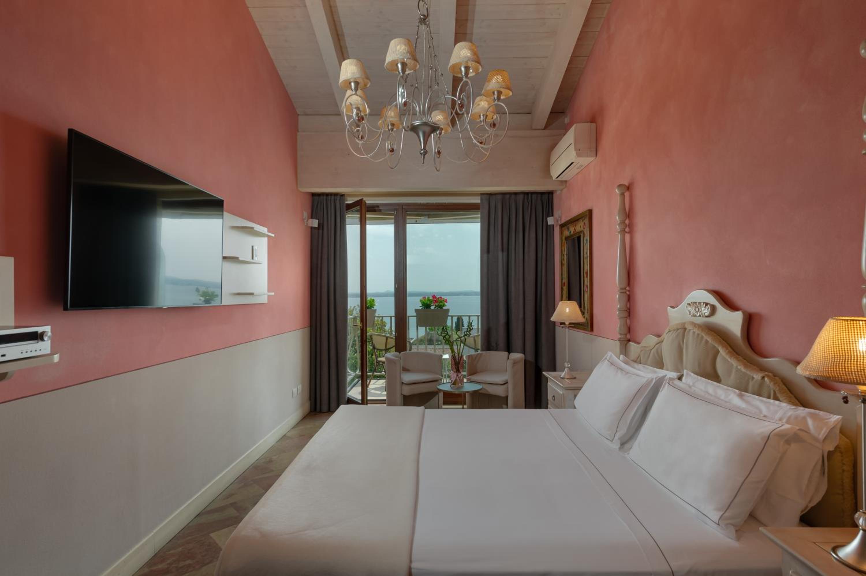 Deluxe Double Room with Lake View - Photo 3