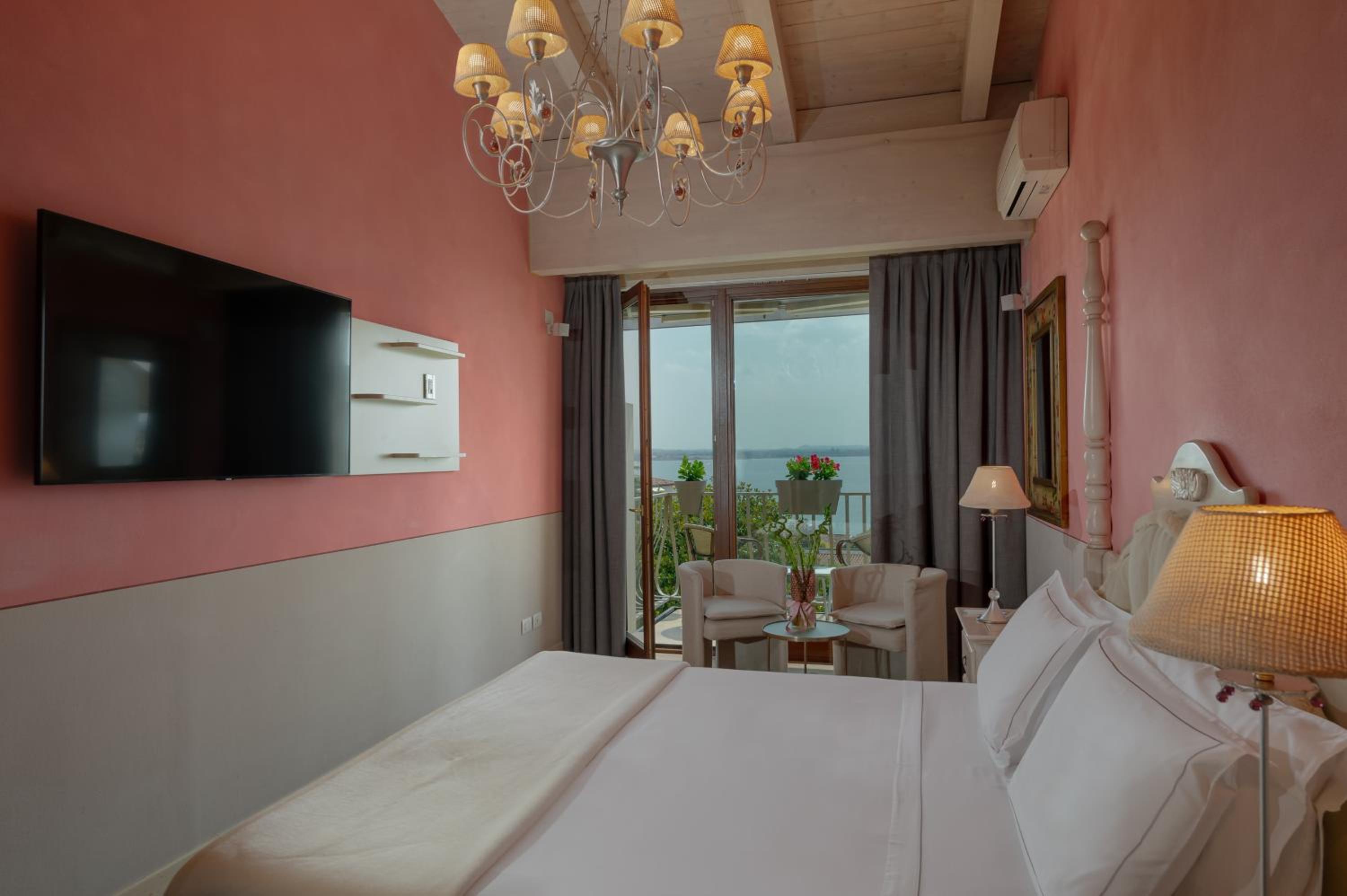 Deluxe Double Room with Lake View - Photo 9