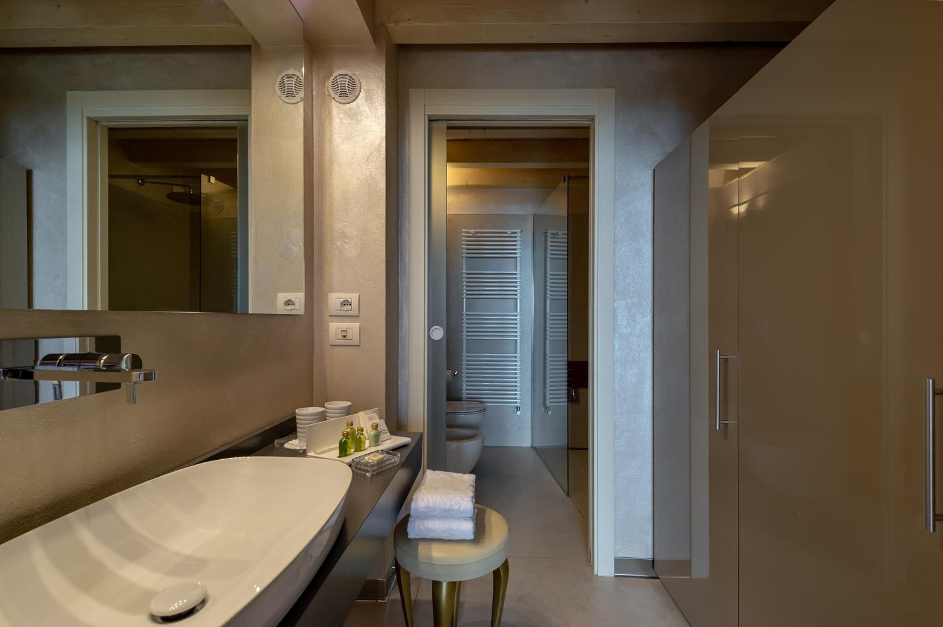 Deluxe Double Room with Lake View - Photo 6