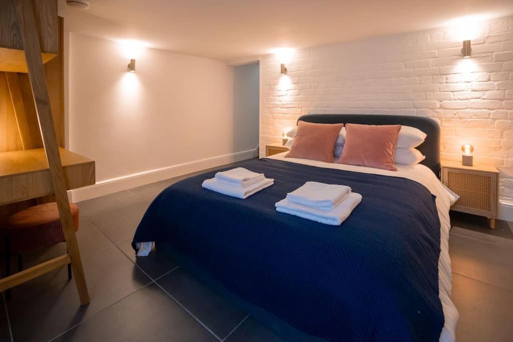 Three-Bedroom House photo 2
