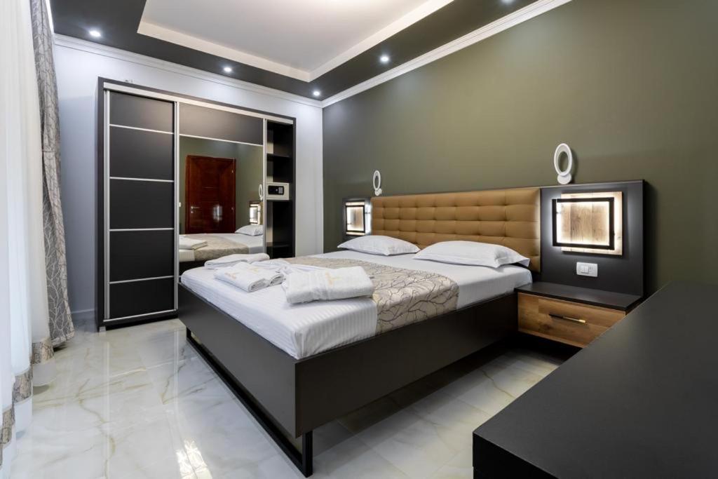Deluxe Queen Room