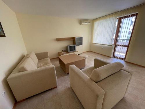 Three-Bedroom Apartment with Balcony photo 3