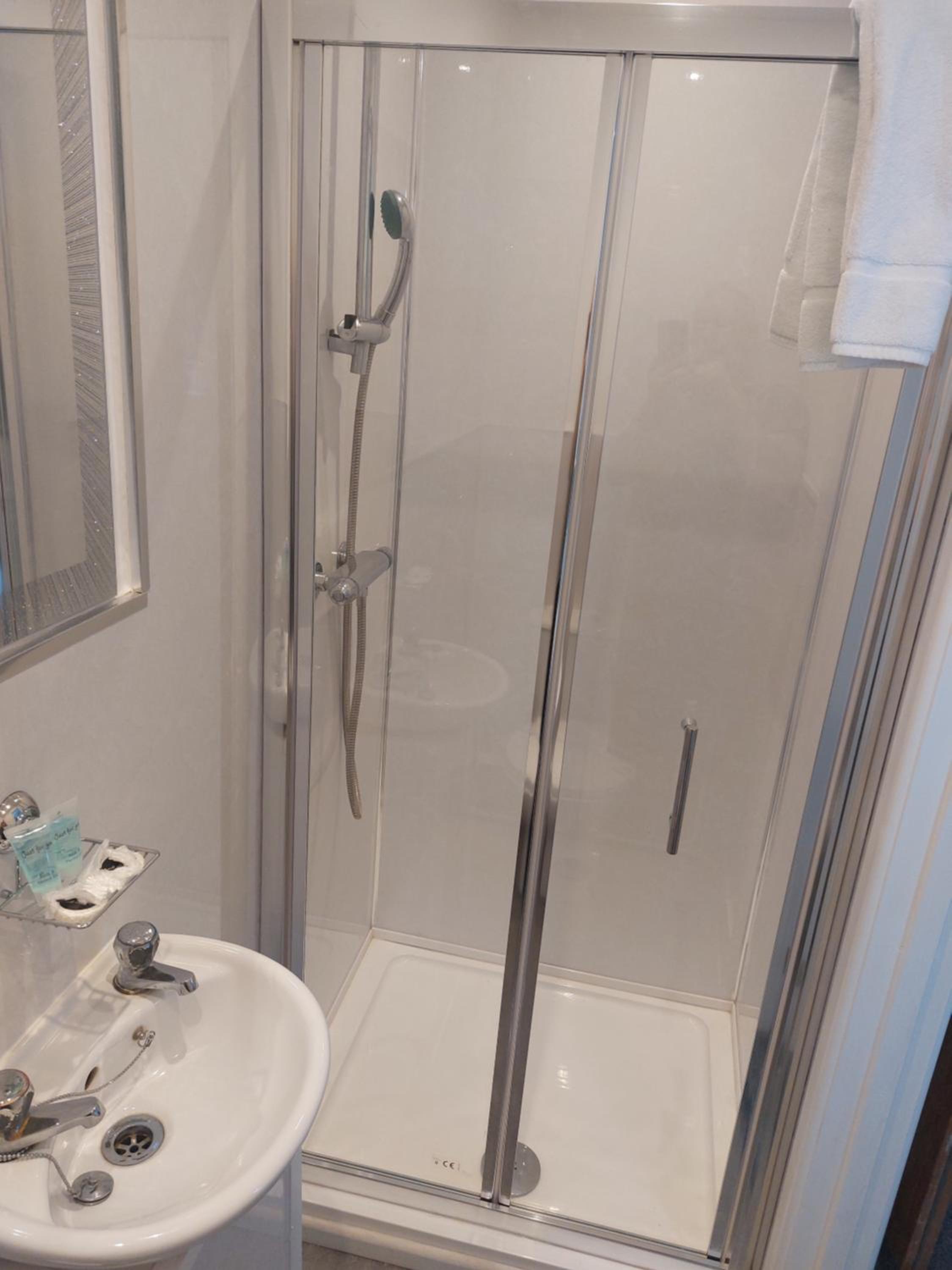 Twin Room with Private Bathroom - Photo 10