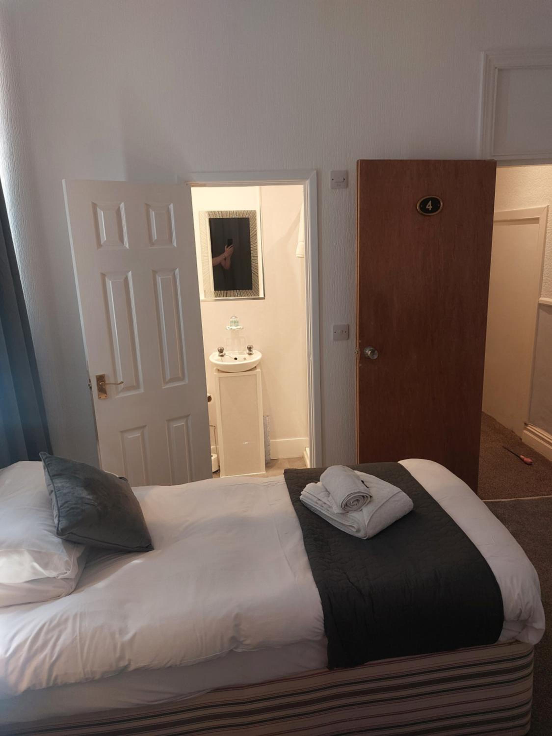 Twin Room with Private Bathroom - Photo 1