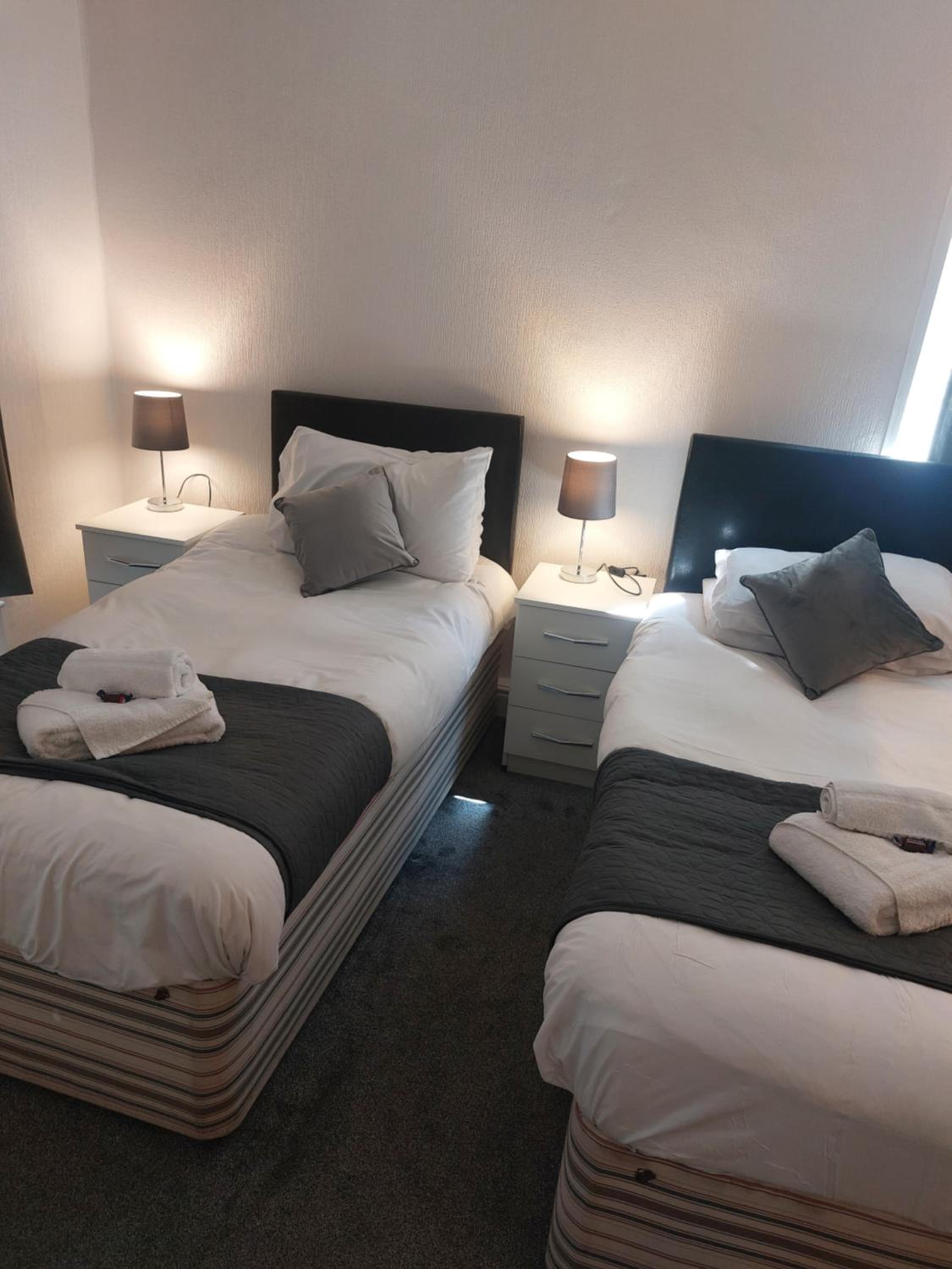 Twin Room with Private Bathroom - Photo 6
