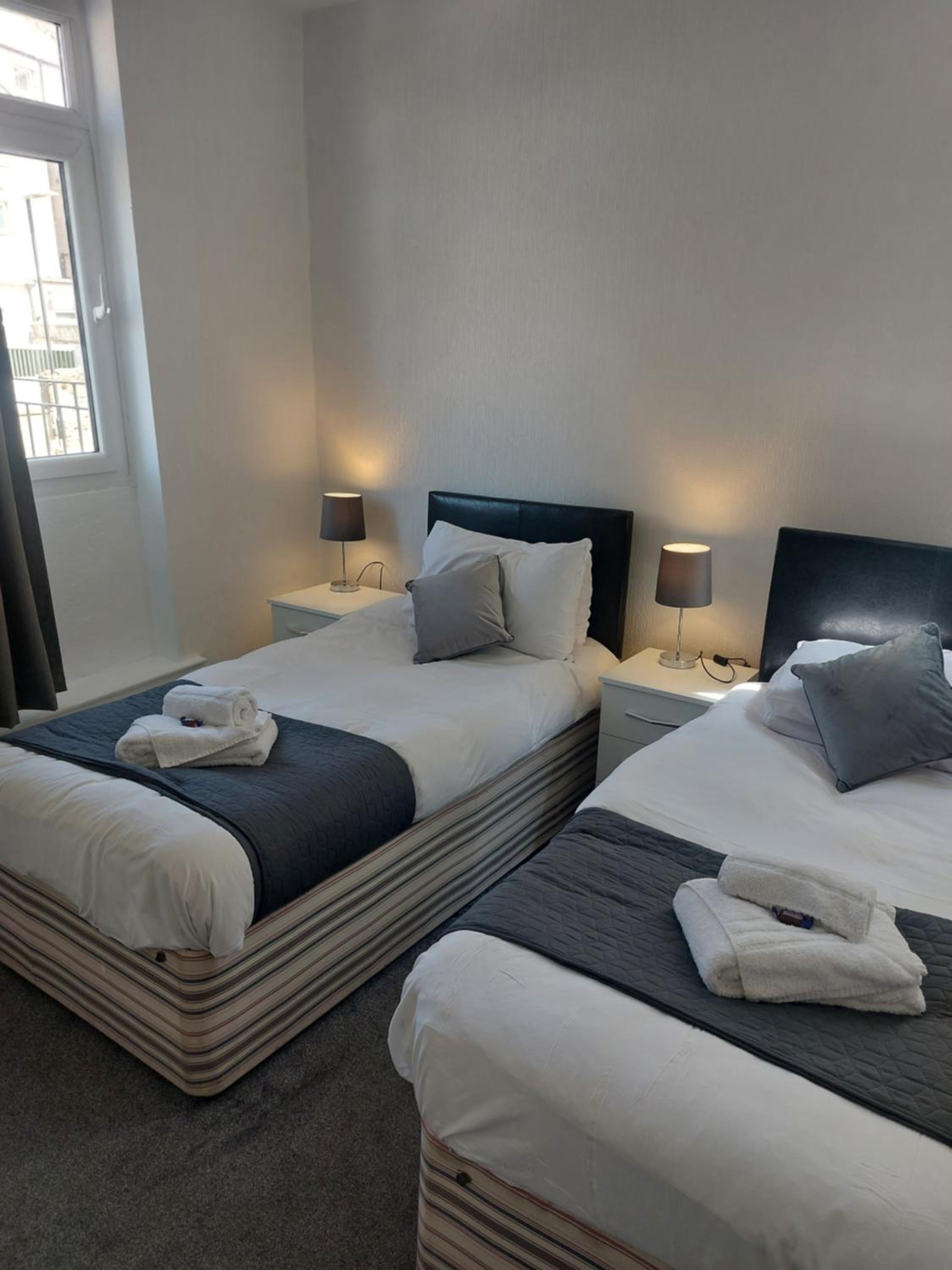 Twin Room with Private Bathroom - Photo 7