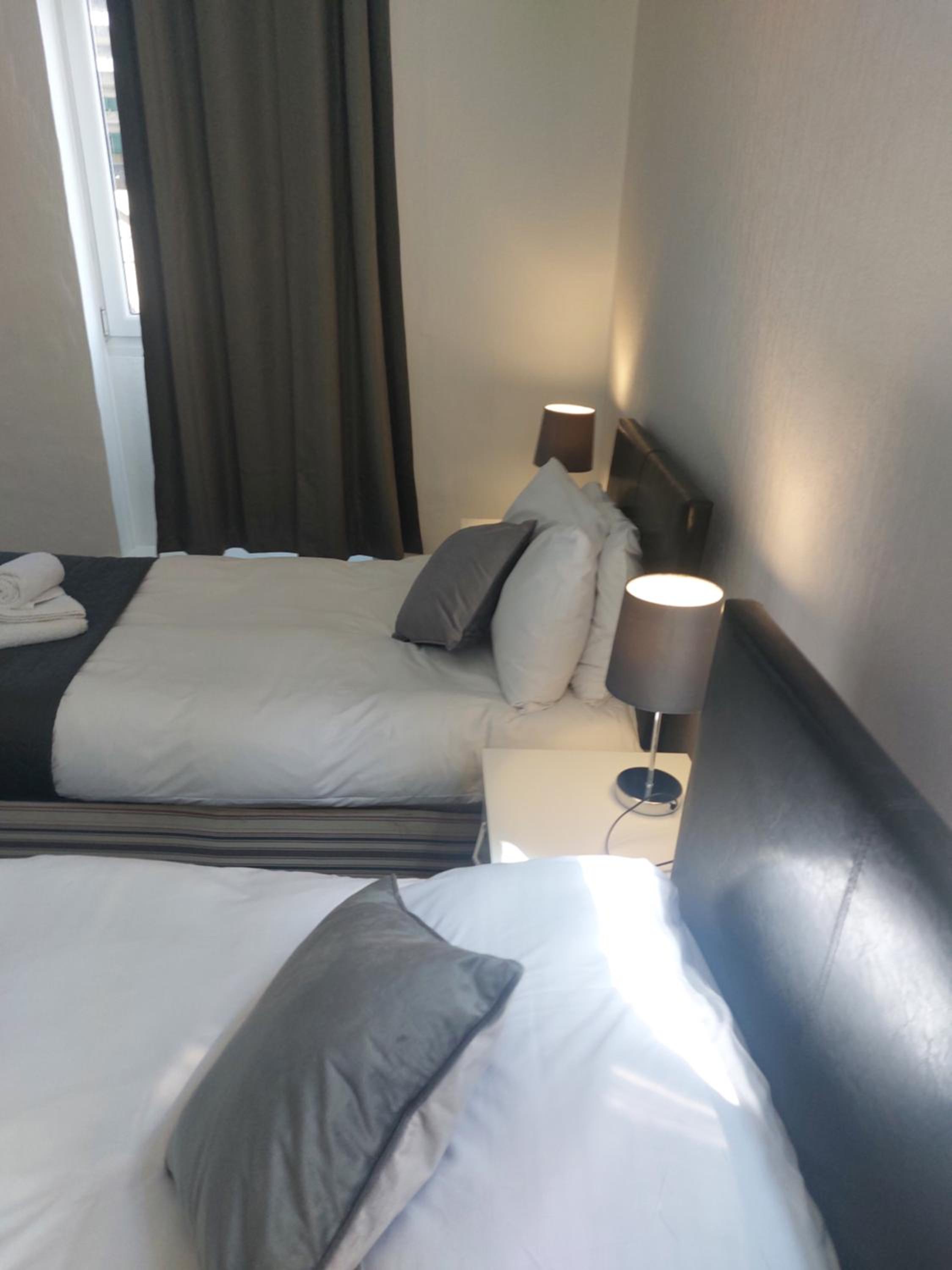 Twin Room with Private Bathroom - Photo 11