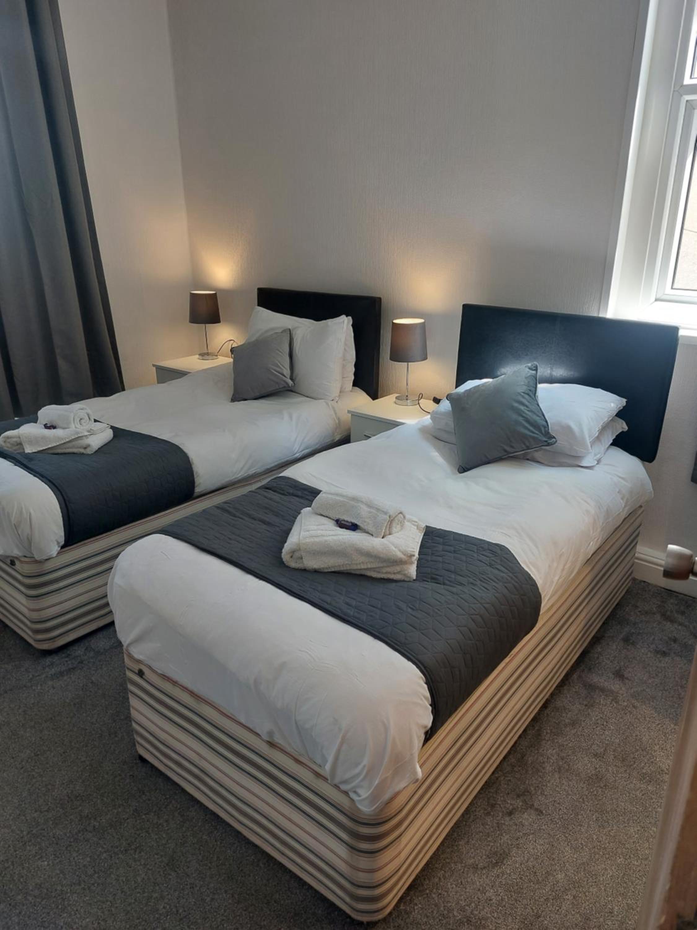 Twin Room with Private Bathroom - Photo 12
