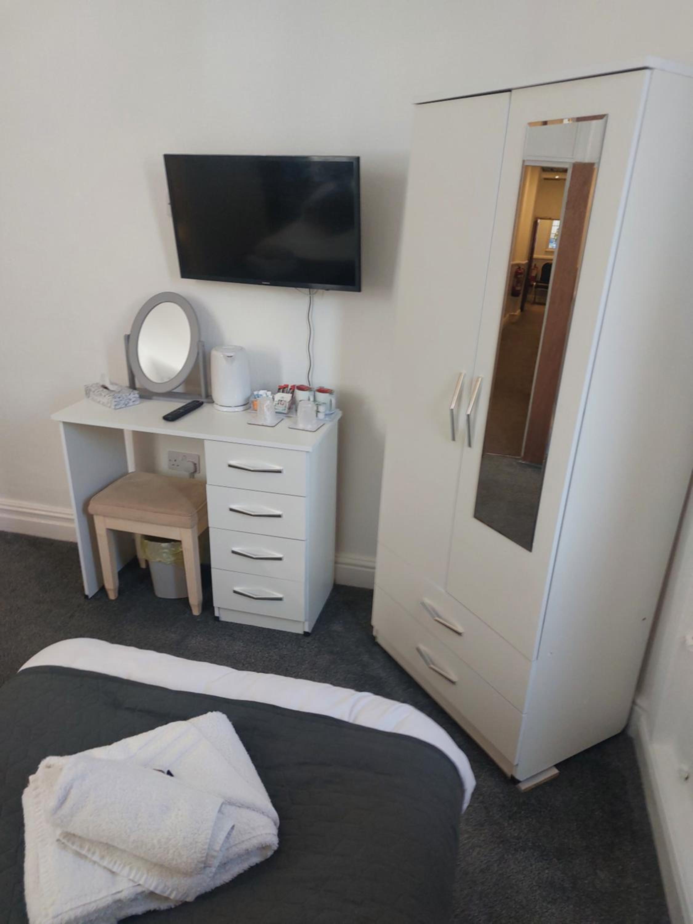 Twin Room with Private Bathroom - Photo 2