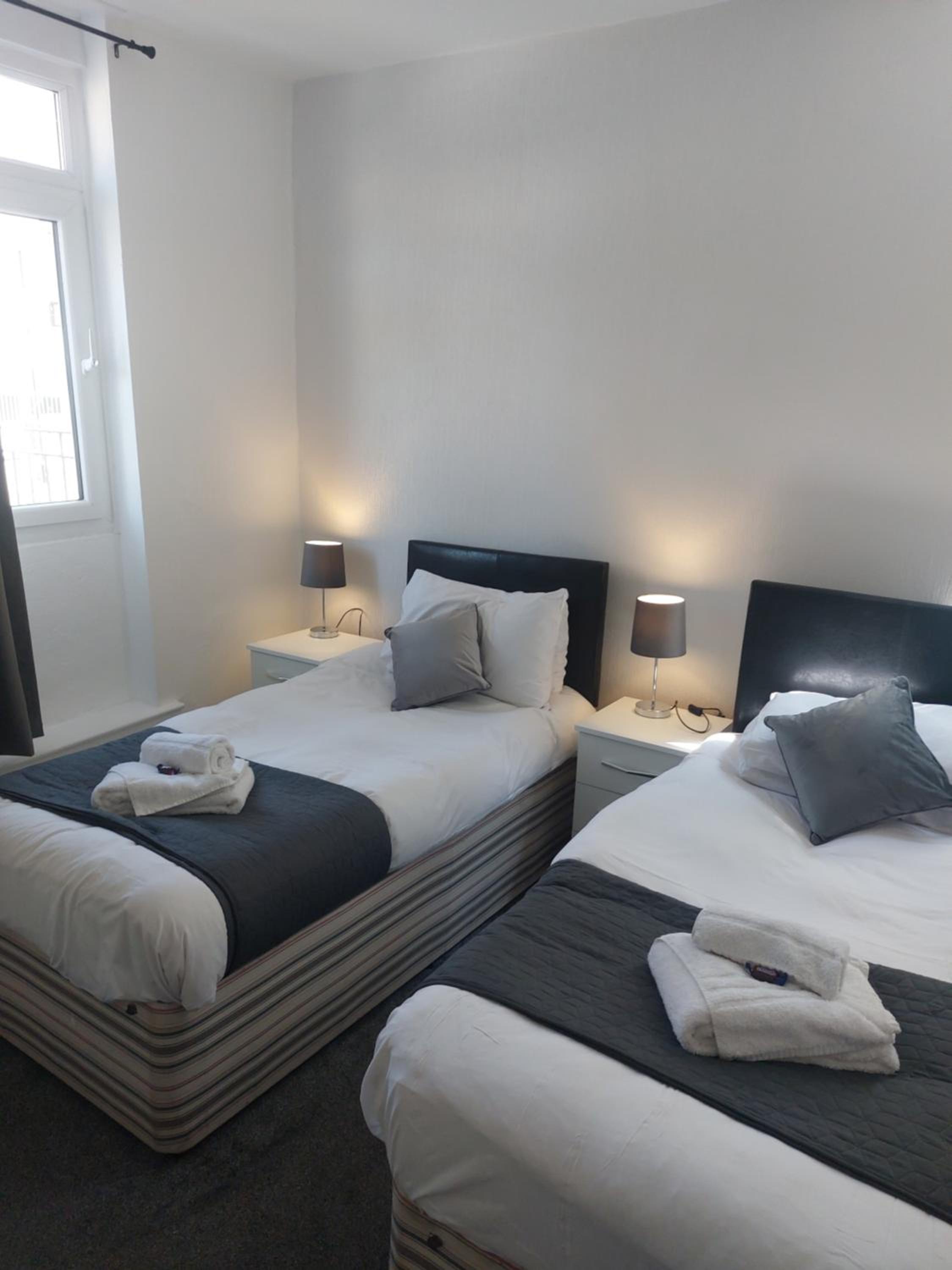 Twin Room with Private Bathroom - Photo 3