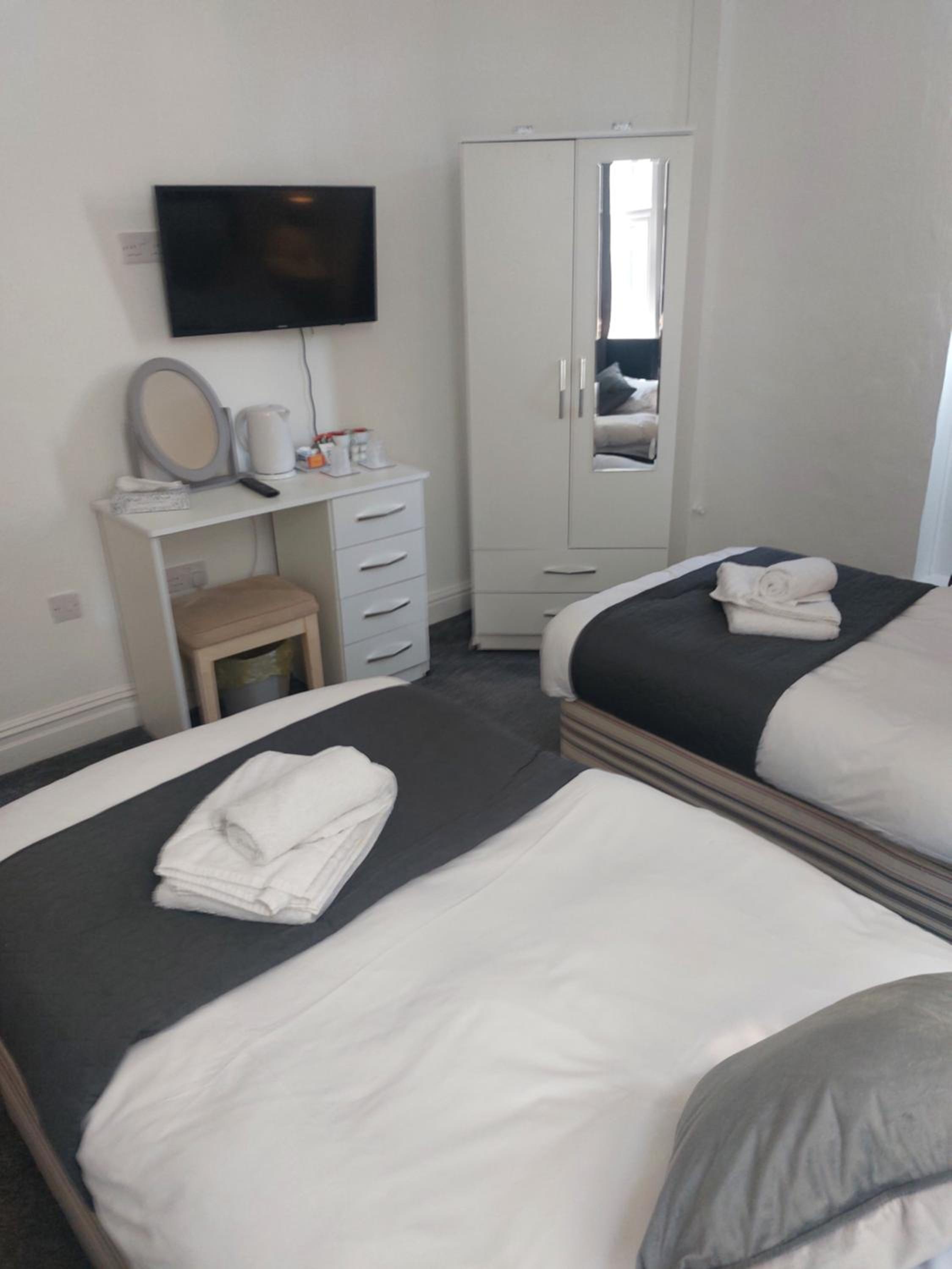 Twin Room with Private Bathroom - Photo 4