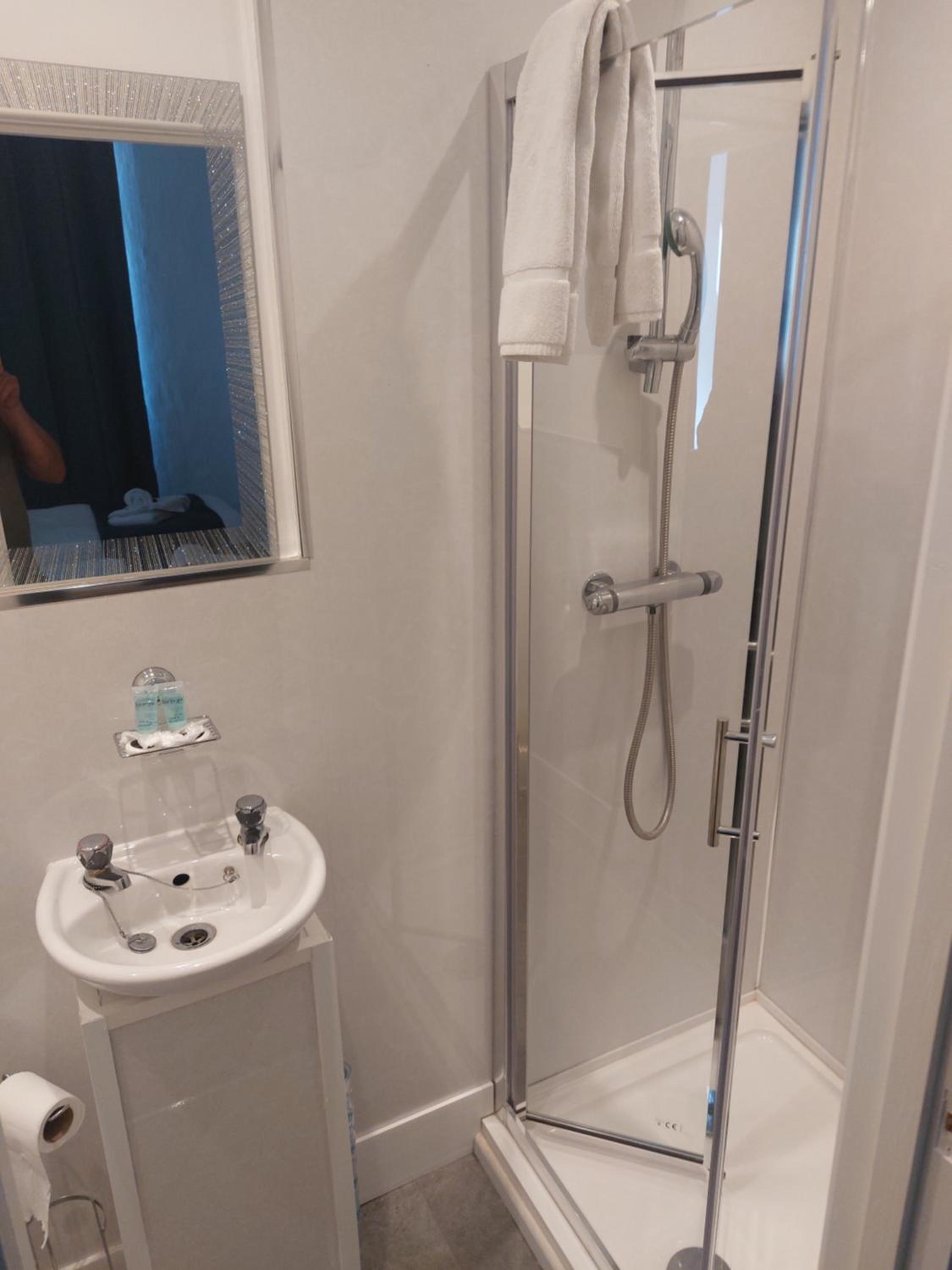 Twin Room with Private Bathroom - Photo 9