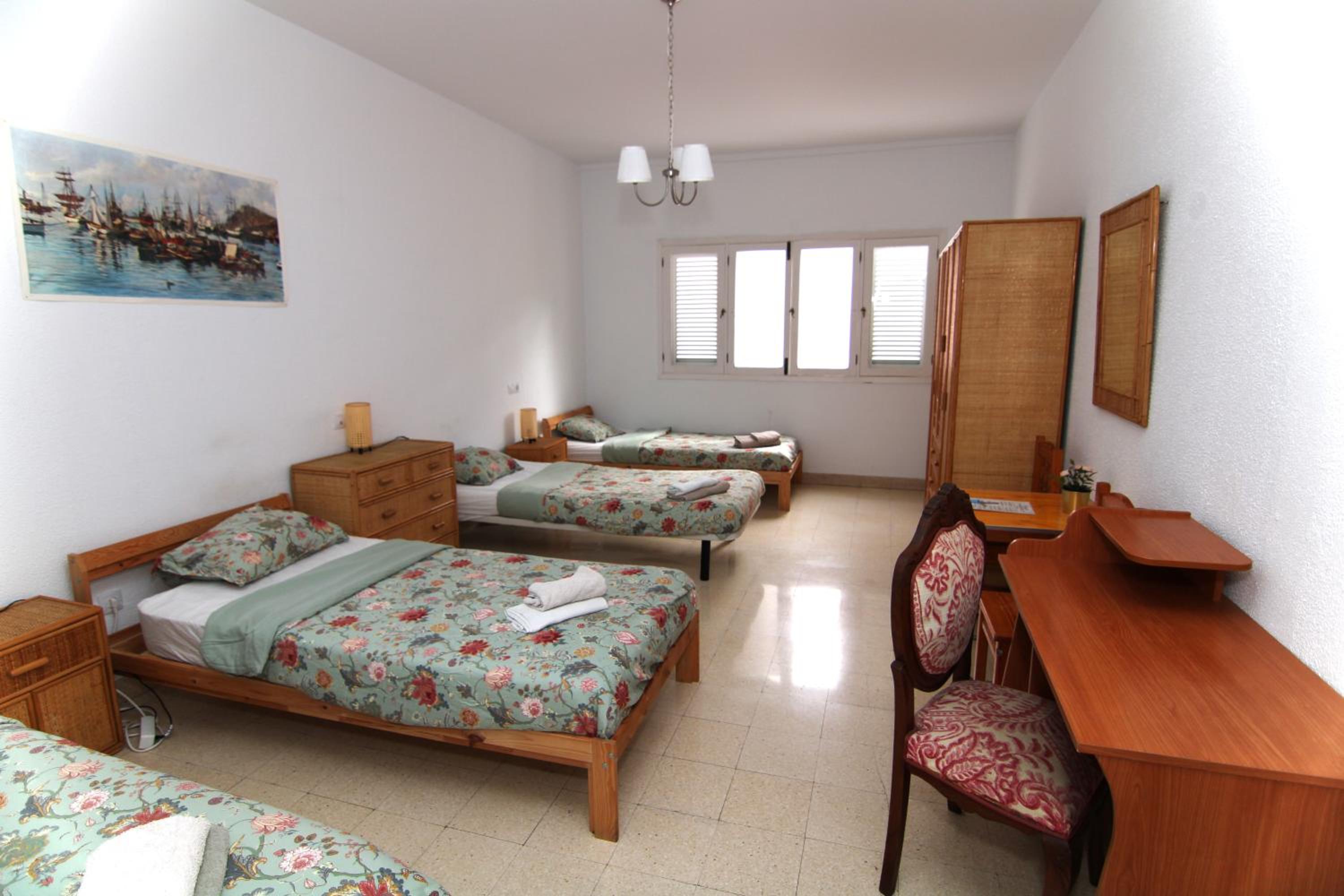 Cama en habitación compartida de 4 camas para mujeres.