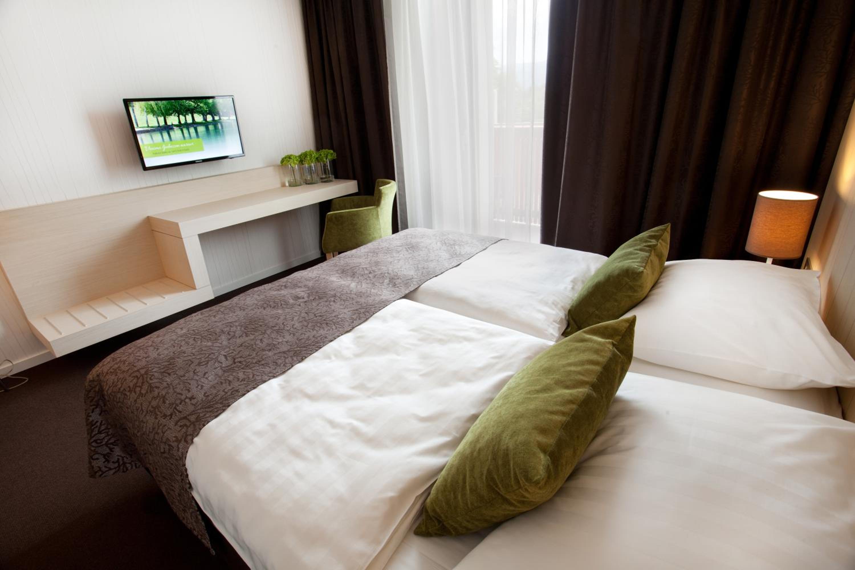 Double or Twin Room with Balcony - Photo 2