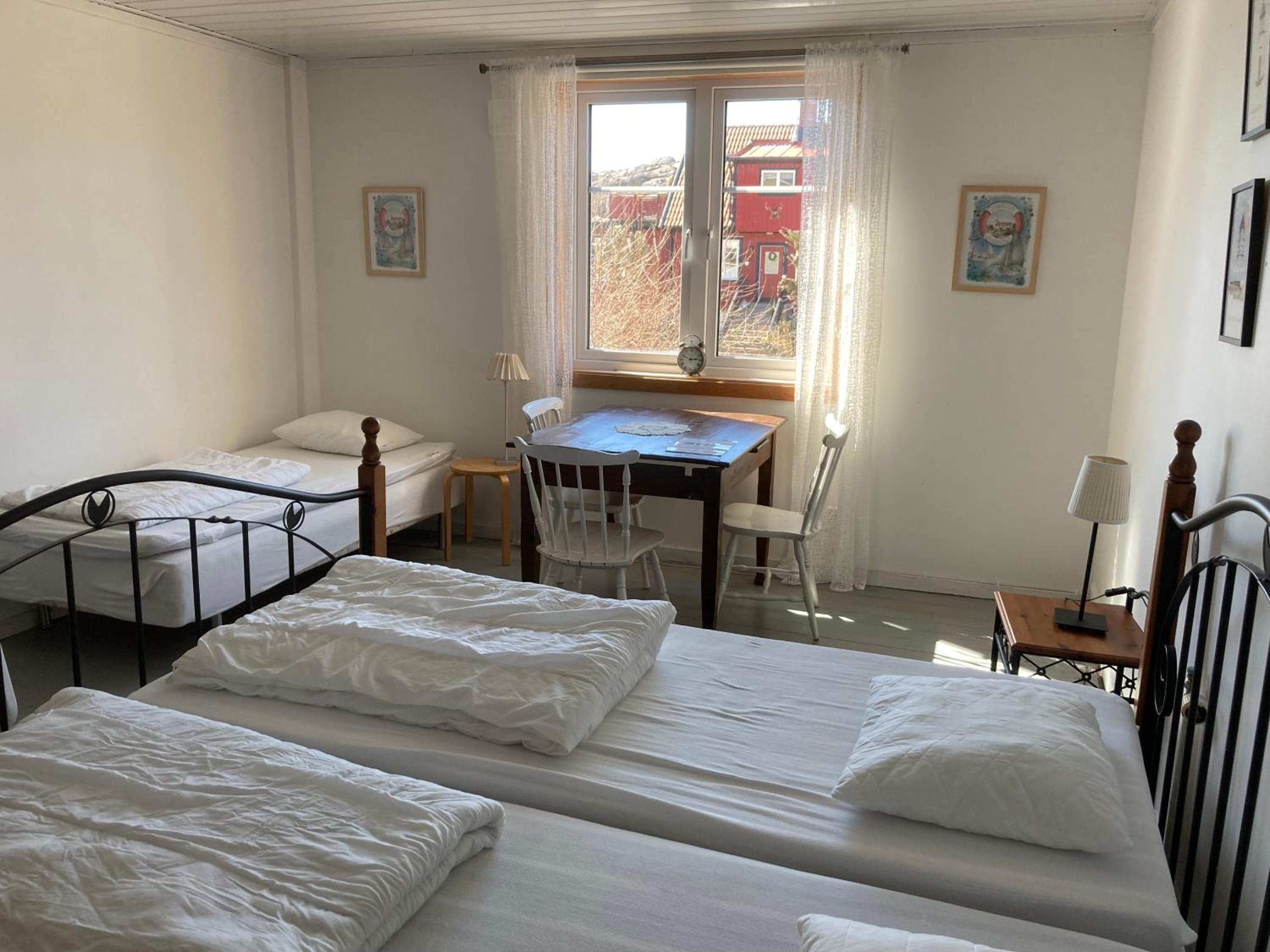 Family Room with Shared Bathroom (5 Adults) photo 3