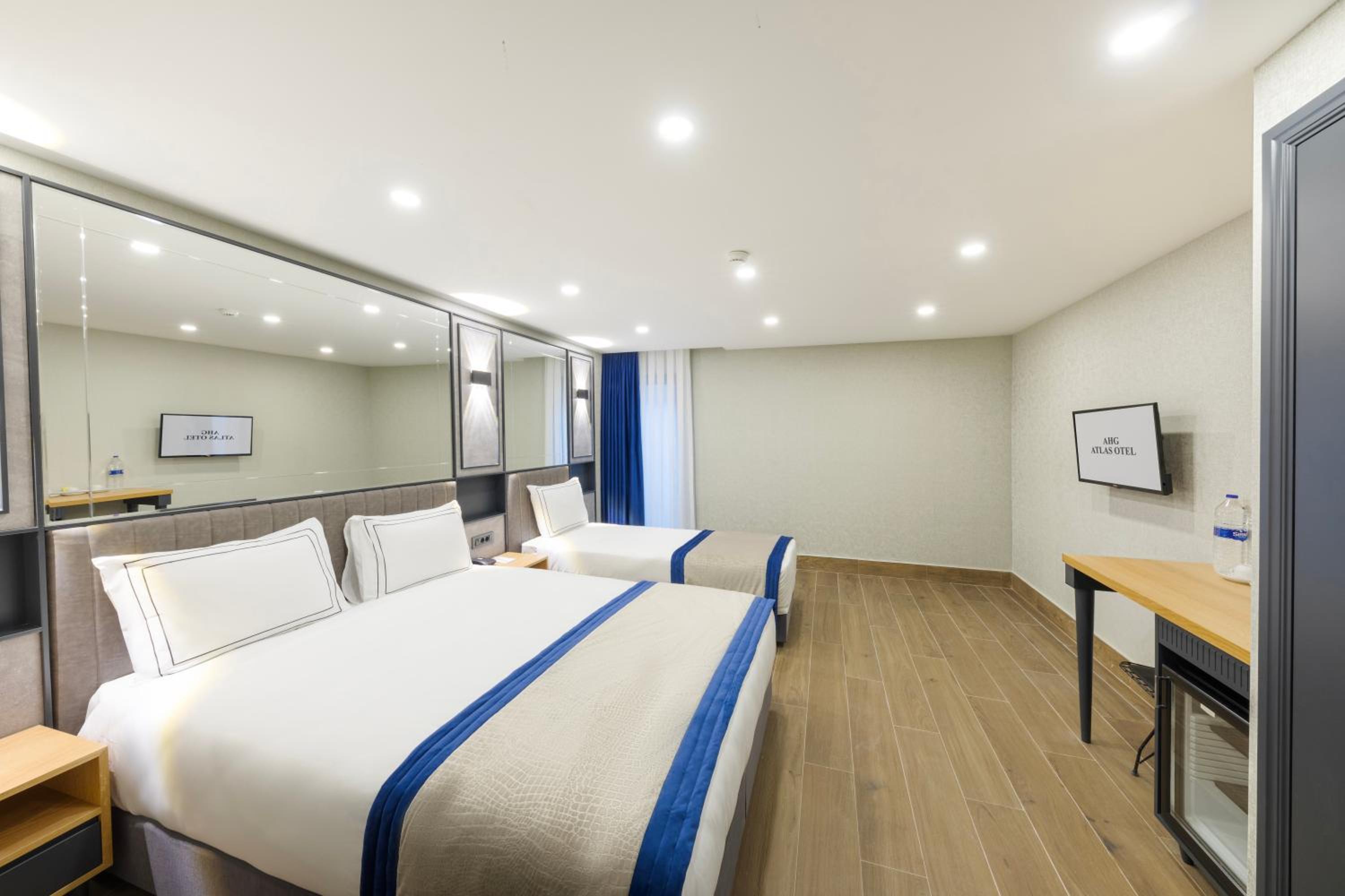 Economy Triple Room photo 2
