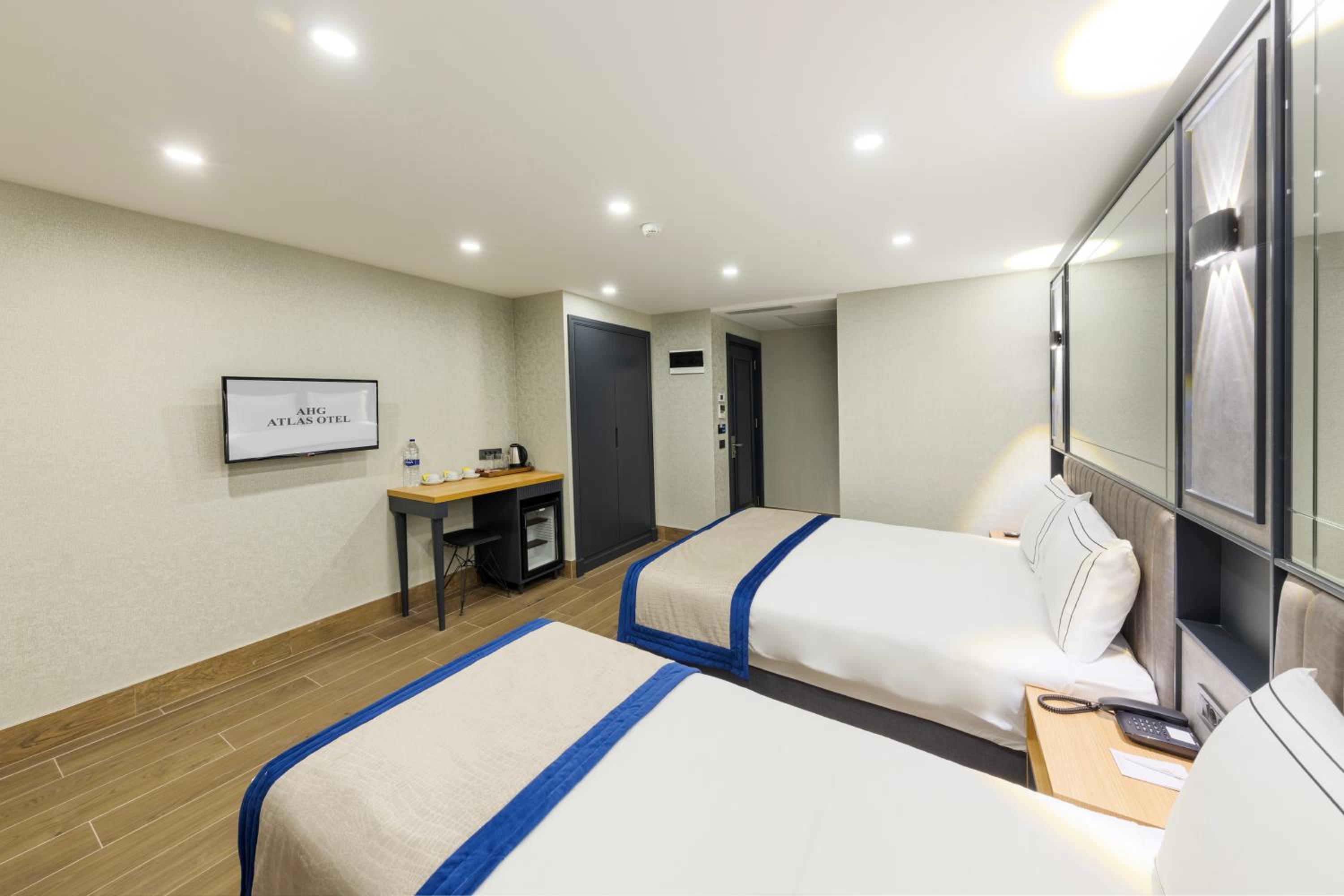 Economy Triple Room photo 3
