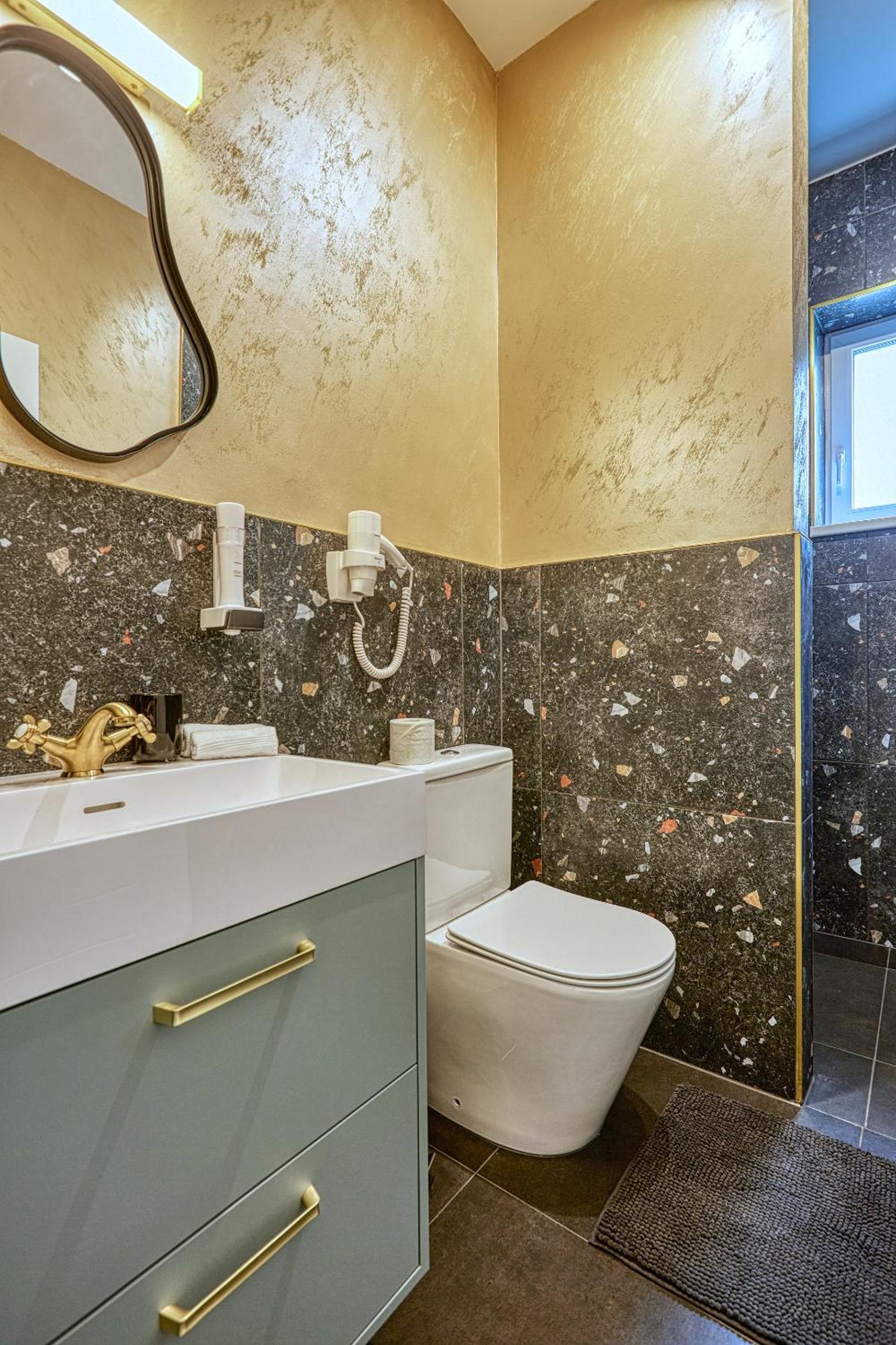 One-Bedroom Apartment - Photo 11