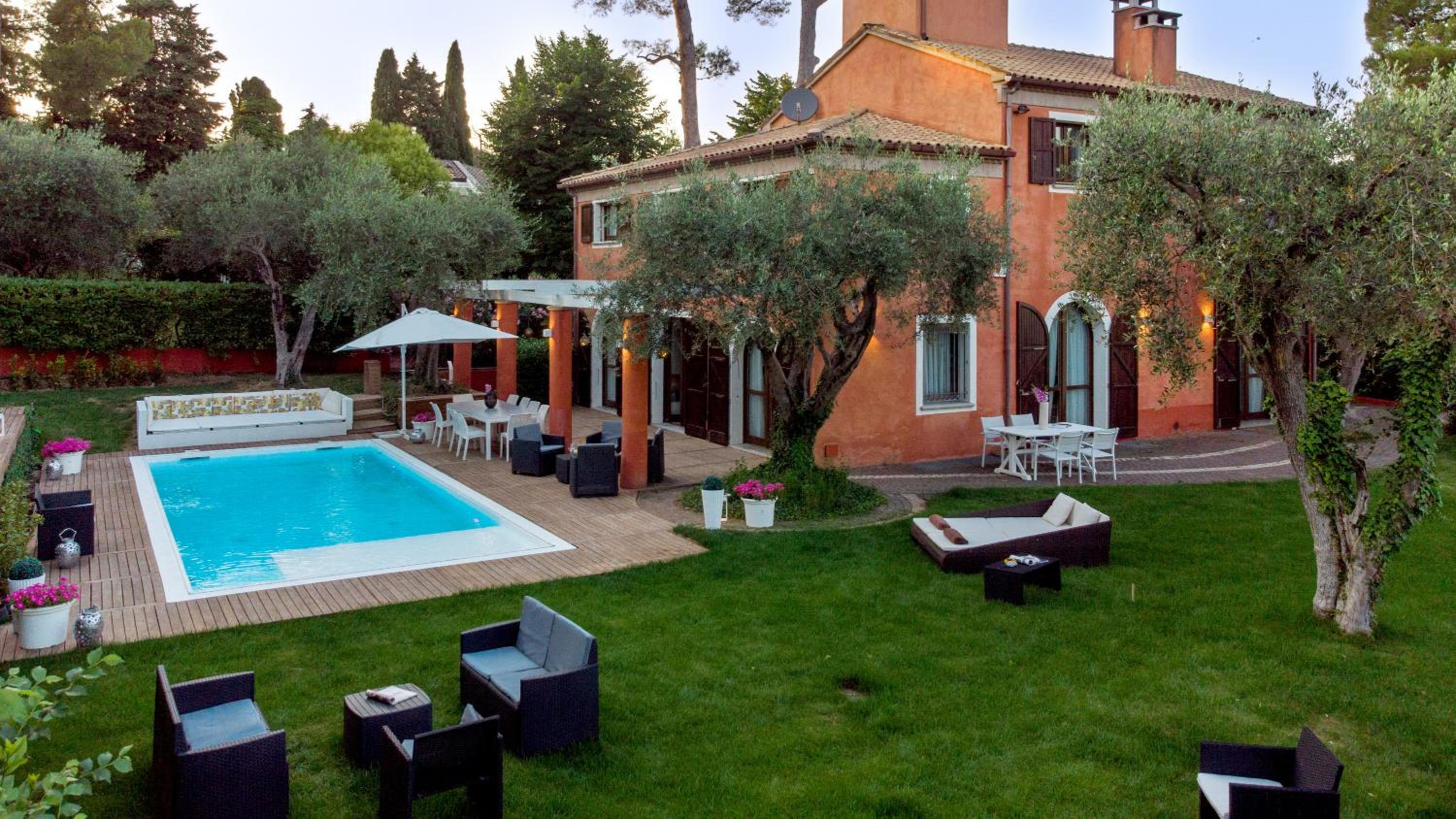 Six-Bedroom Villa  photo 3