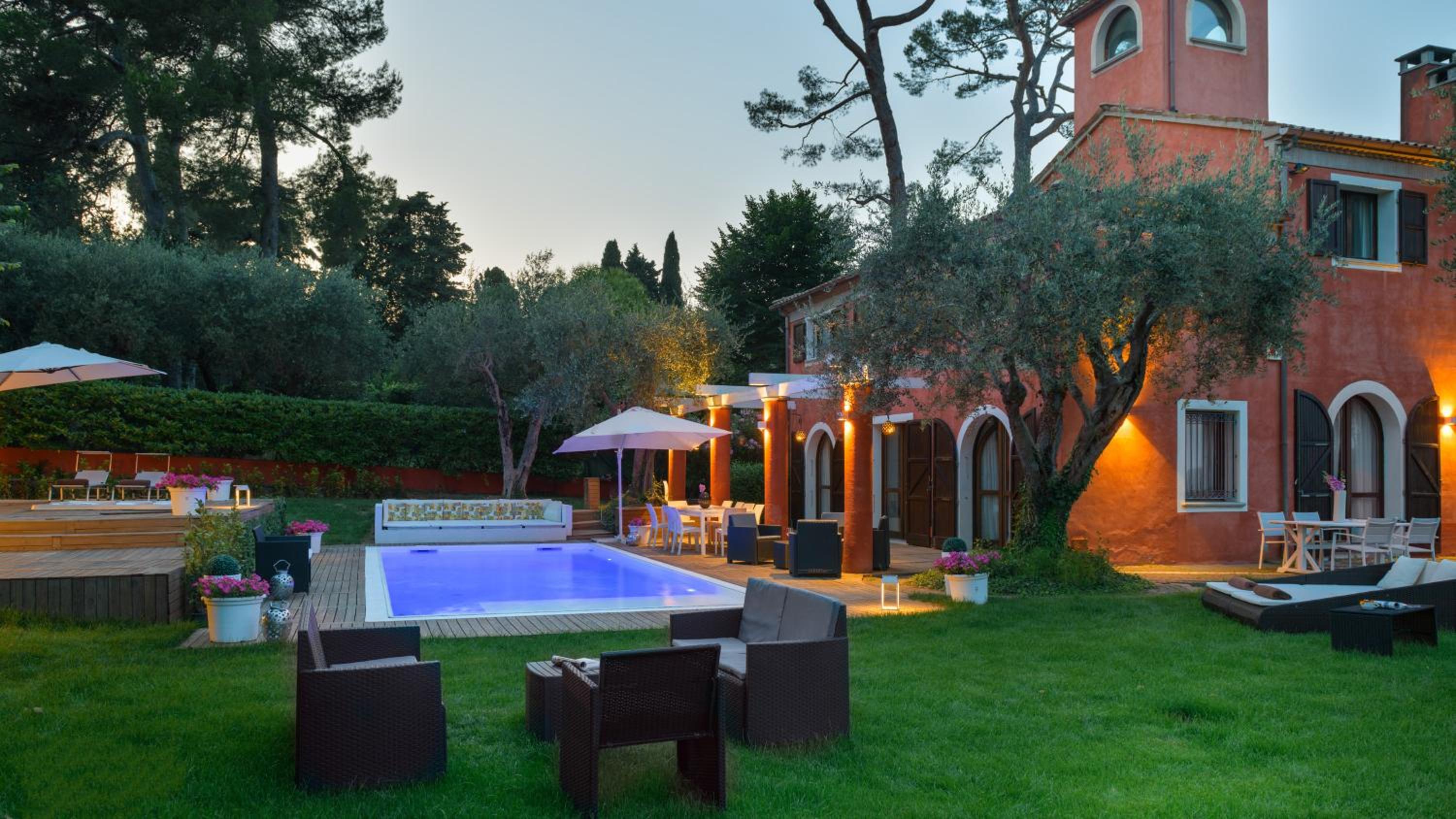 Six-Bedroom Villa  photo 2