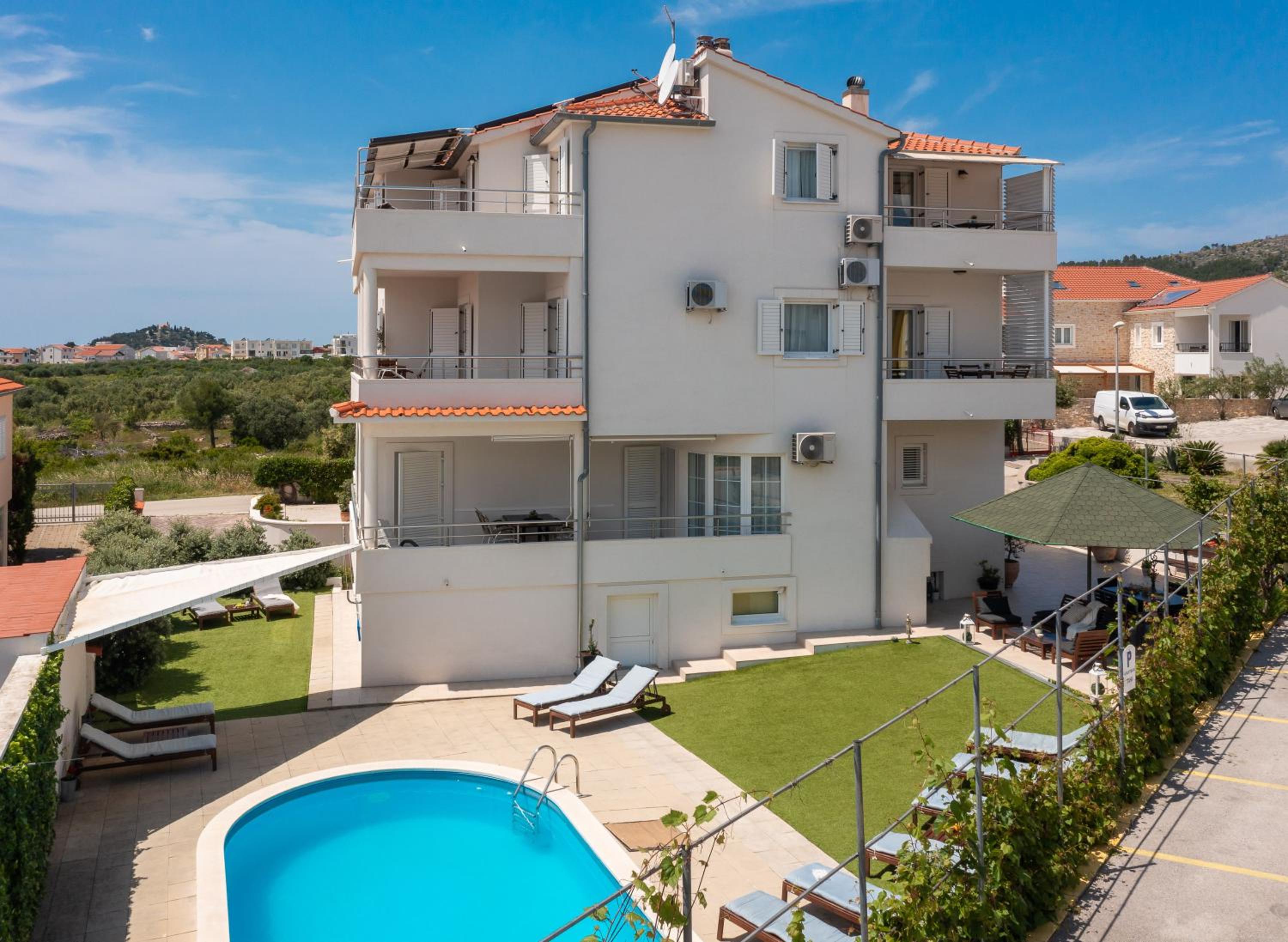 One-Bedroom Apartment with Balcony - Photo 2