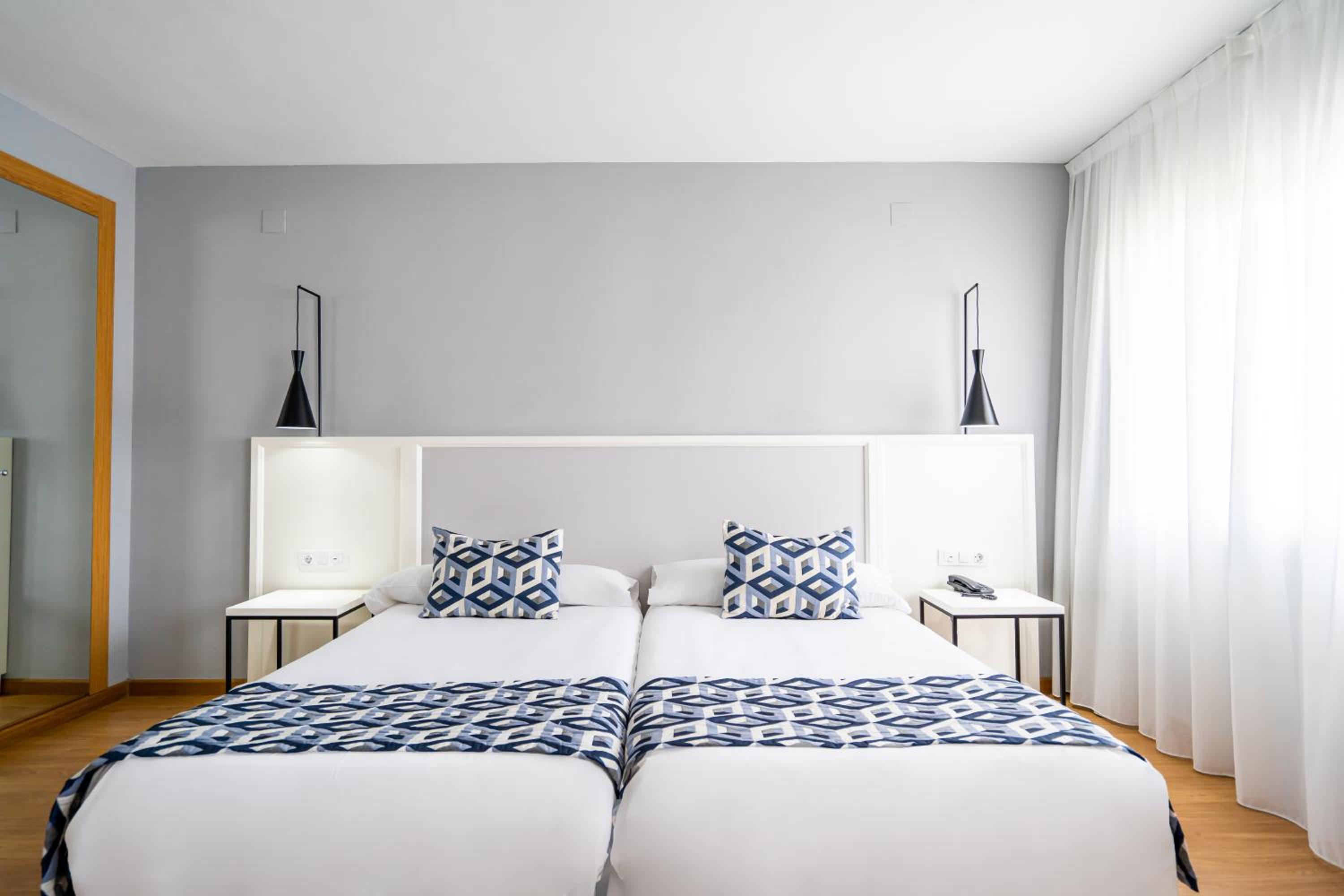 Double or Twin Room - Photo 6