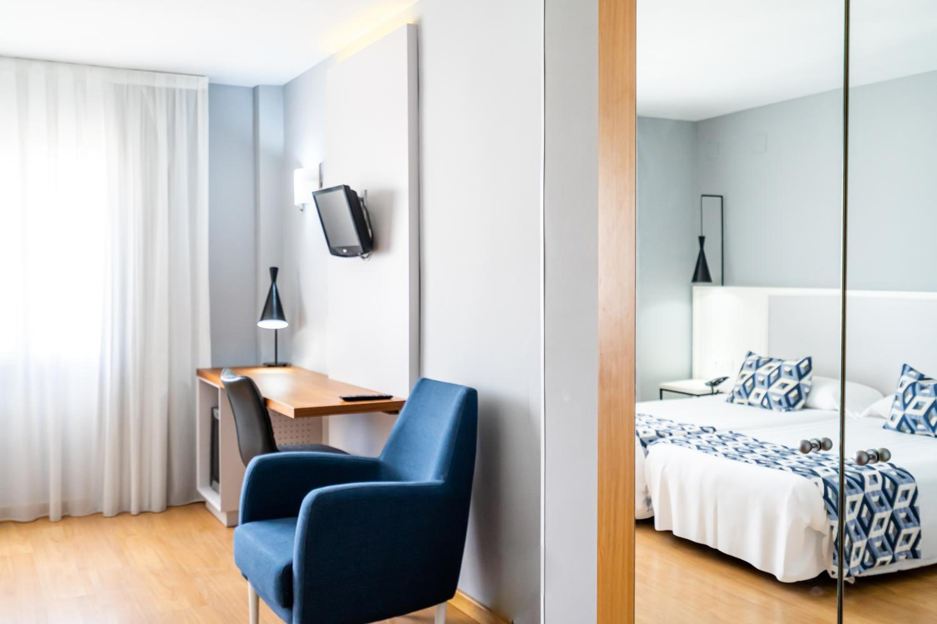 Double or Twin Room - Photo 5
