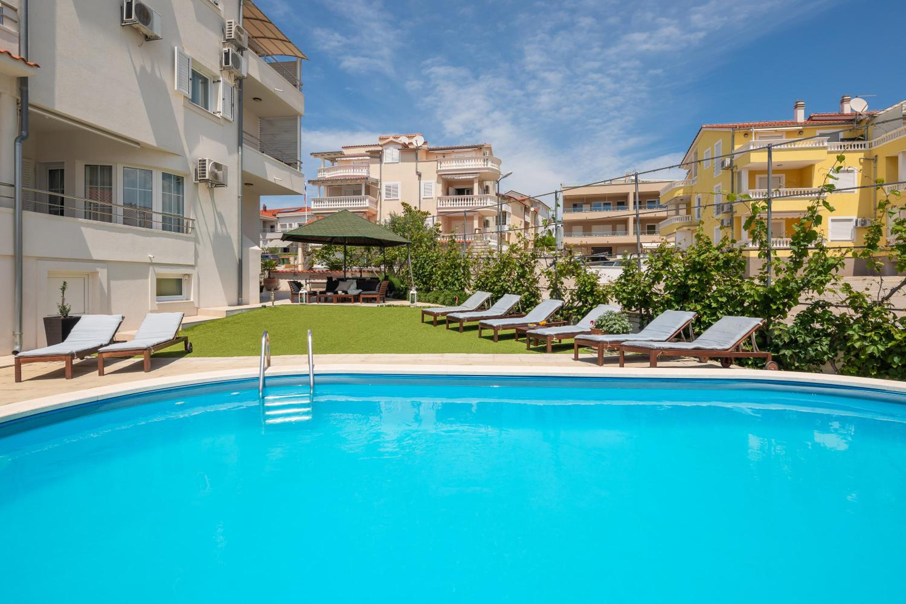 One-Bedroom Apartment with Balcony - Photo 7