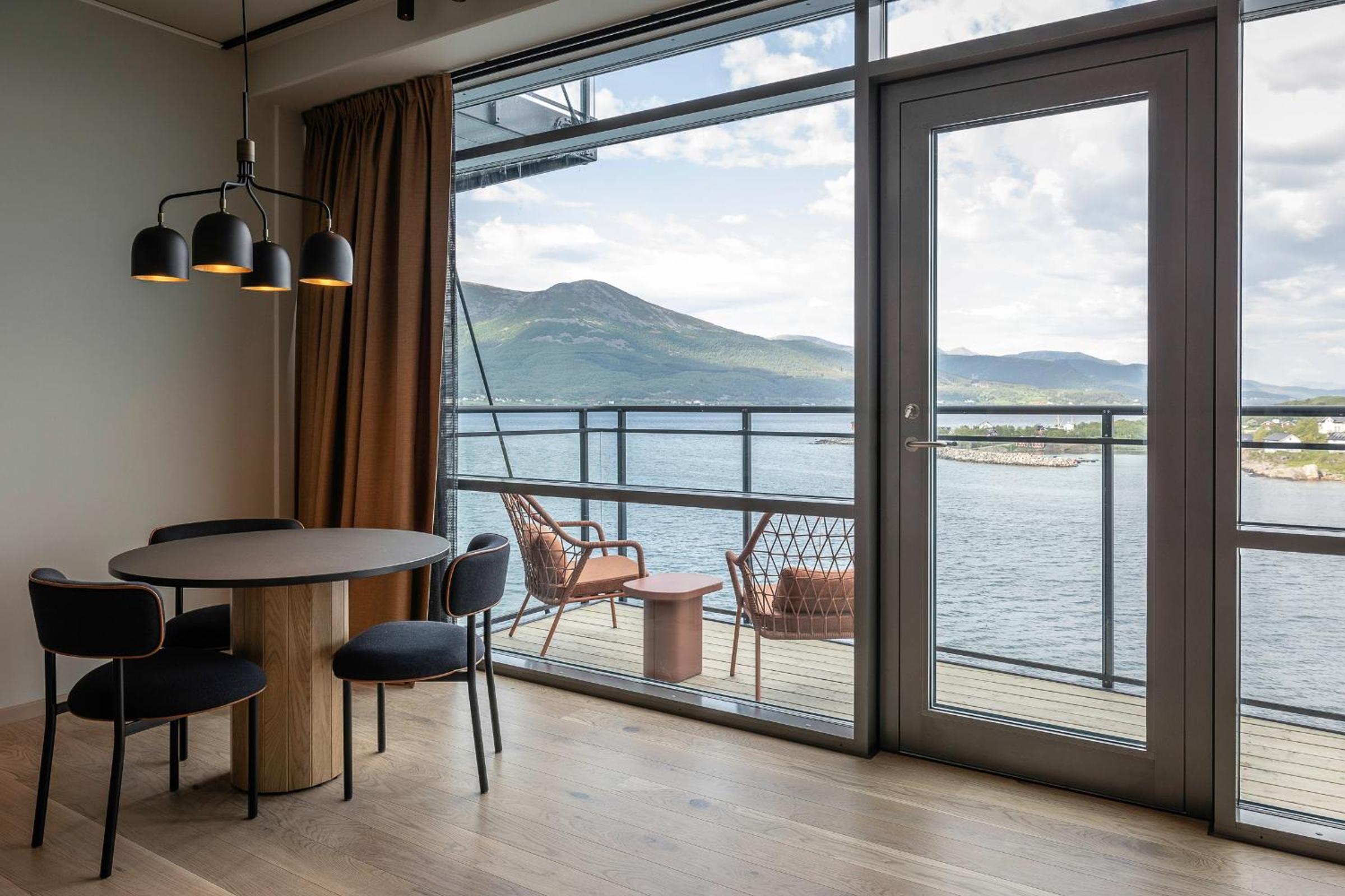 Suite with Balcony - Photo 6