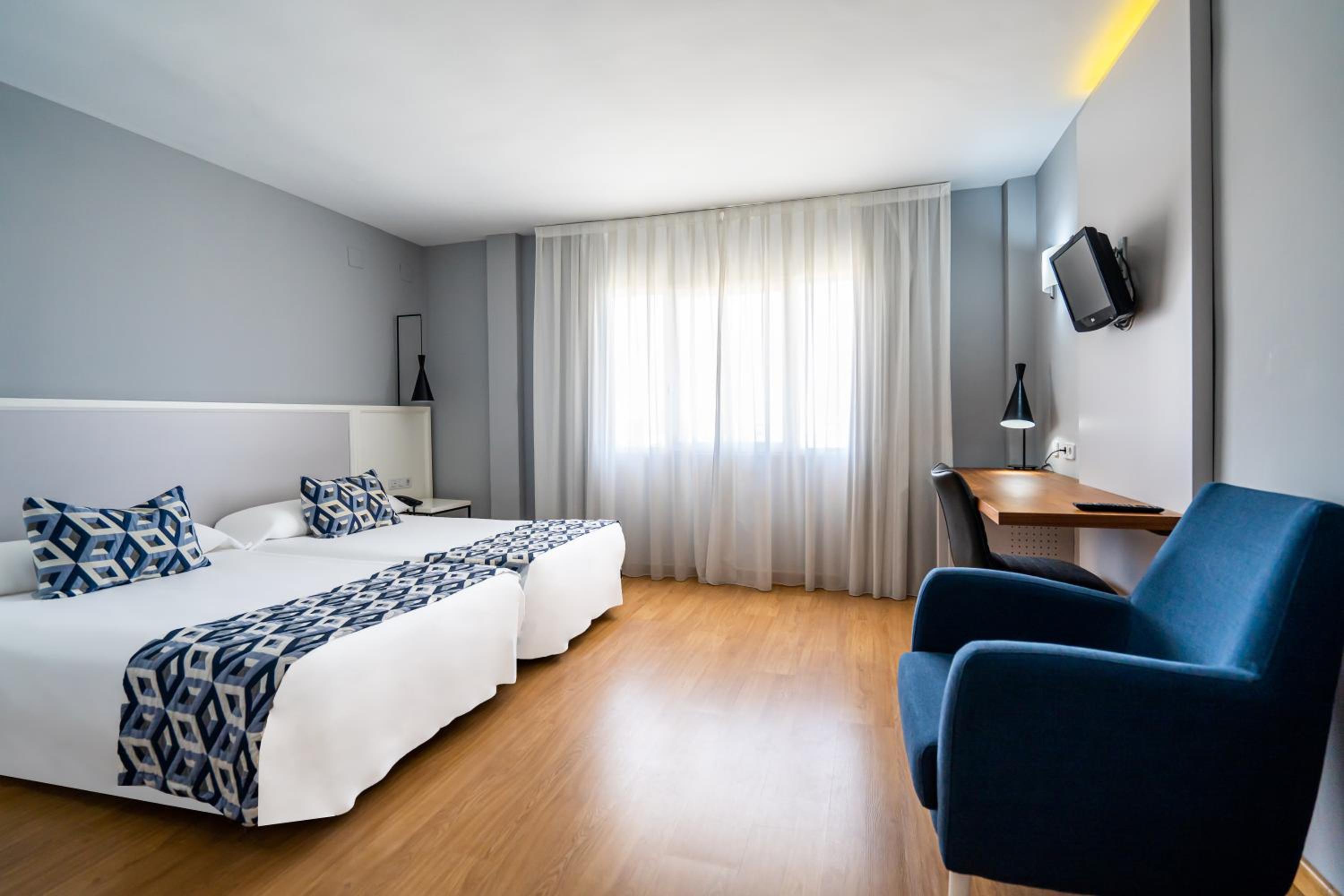 Double or Twin Room - Photo 8