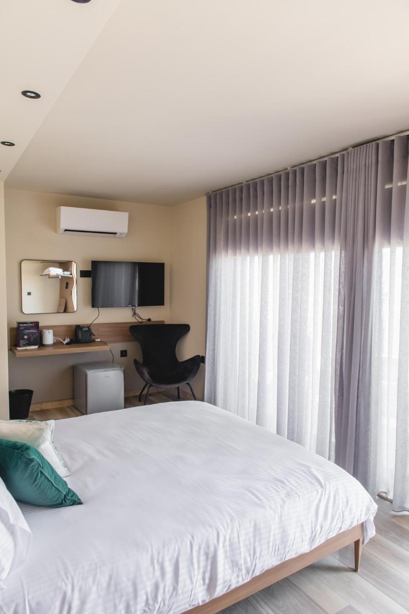 Deluxe Double Room with Balcony and Sea View photo 2