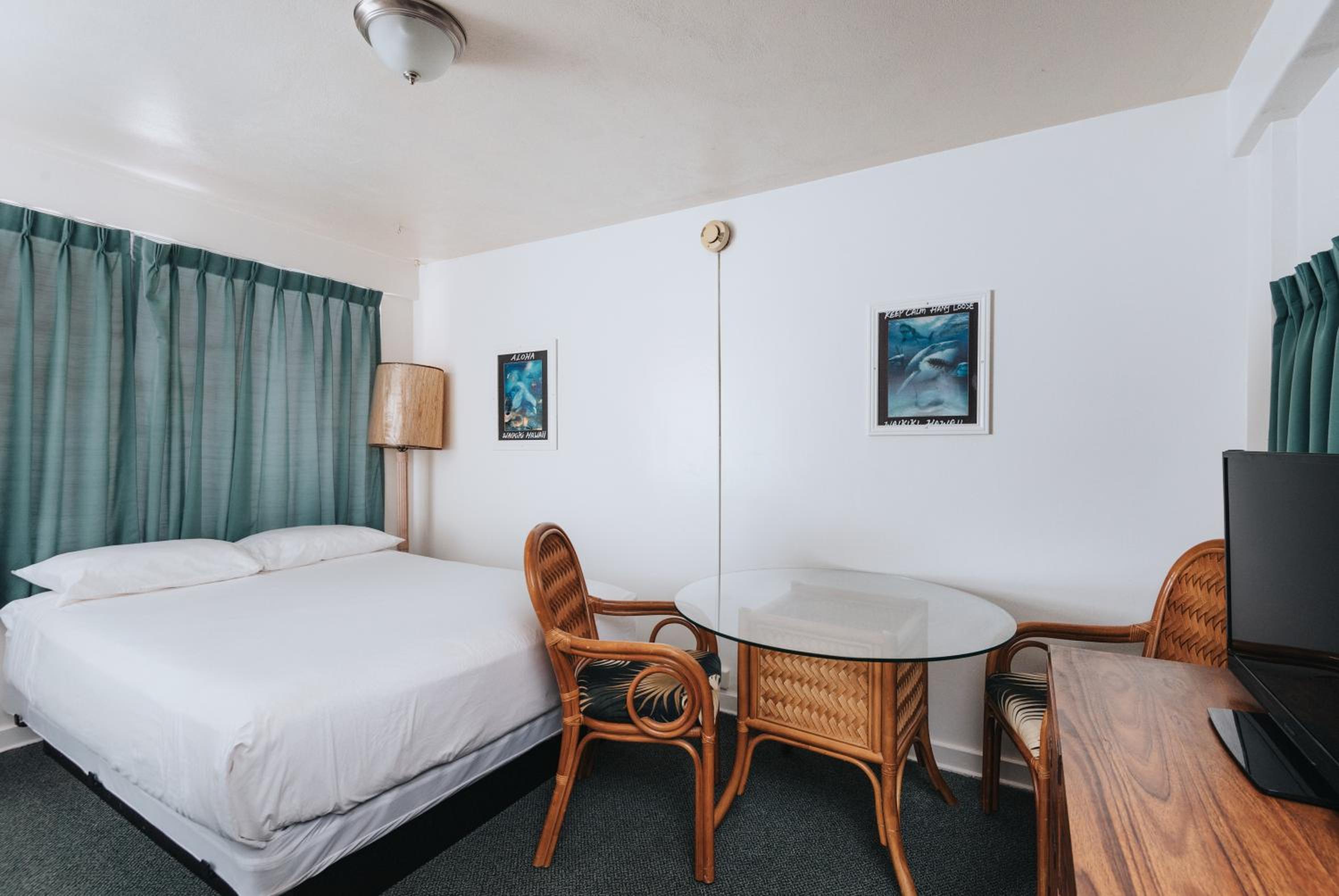 Deluxe Studio Queen with Full Kitchen