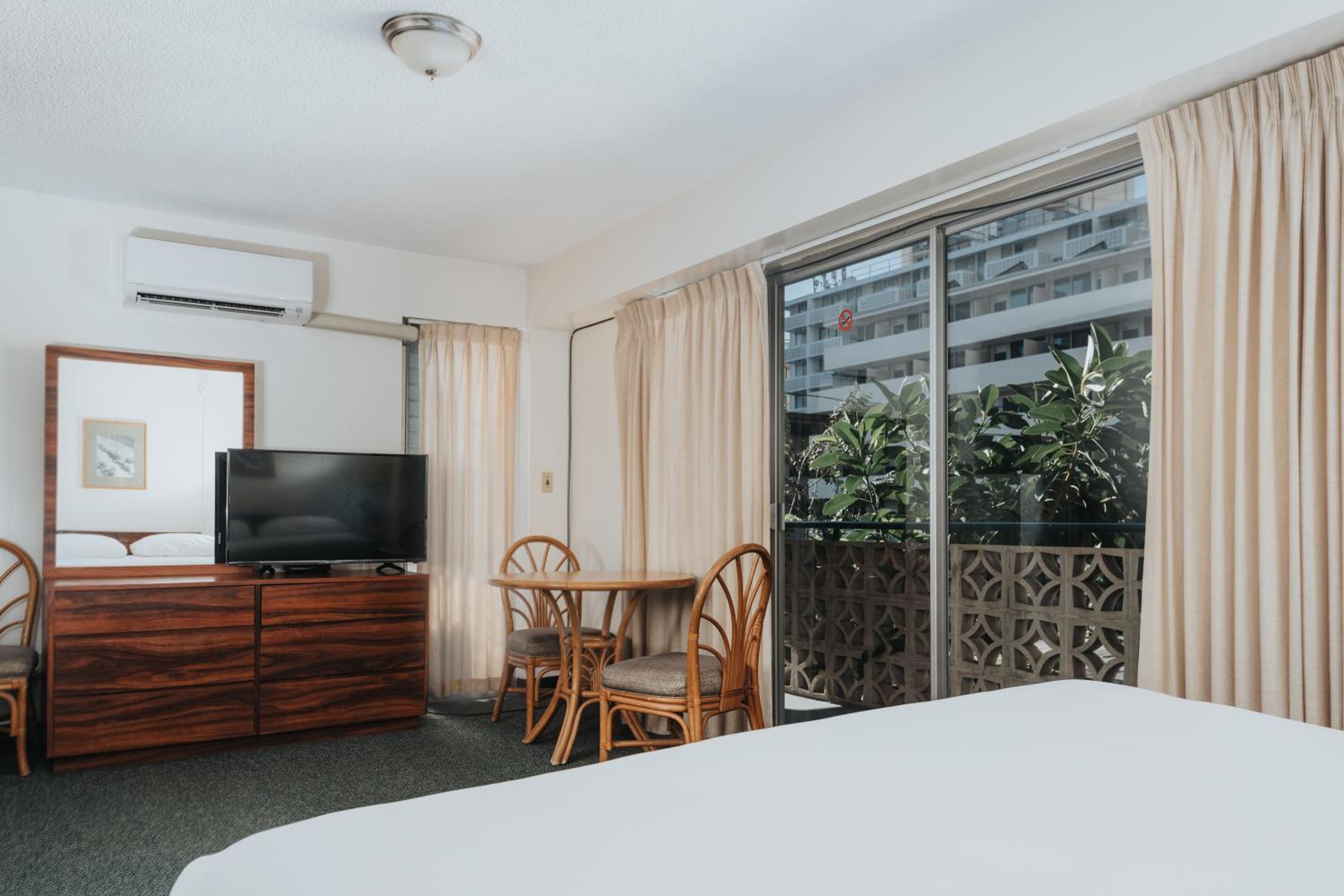 Deluxe Studio King with Full Kitchen