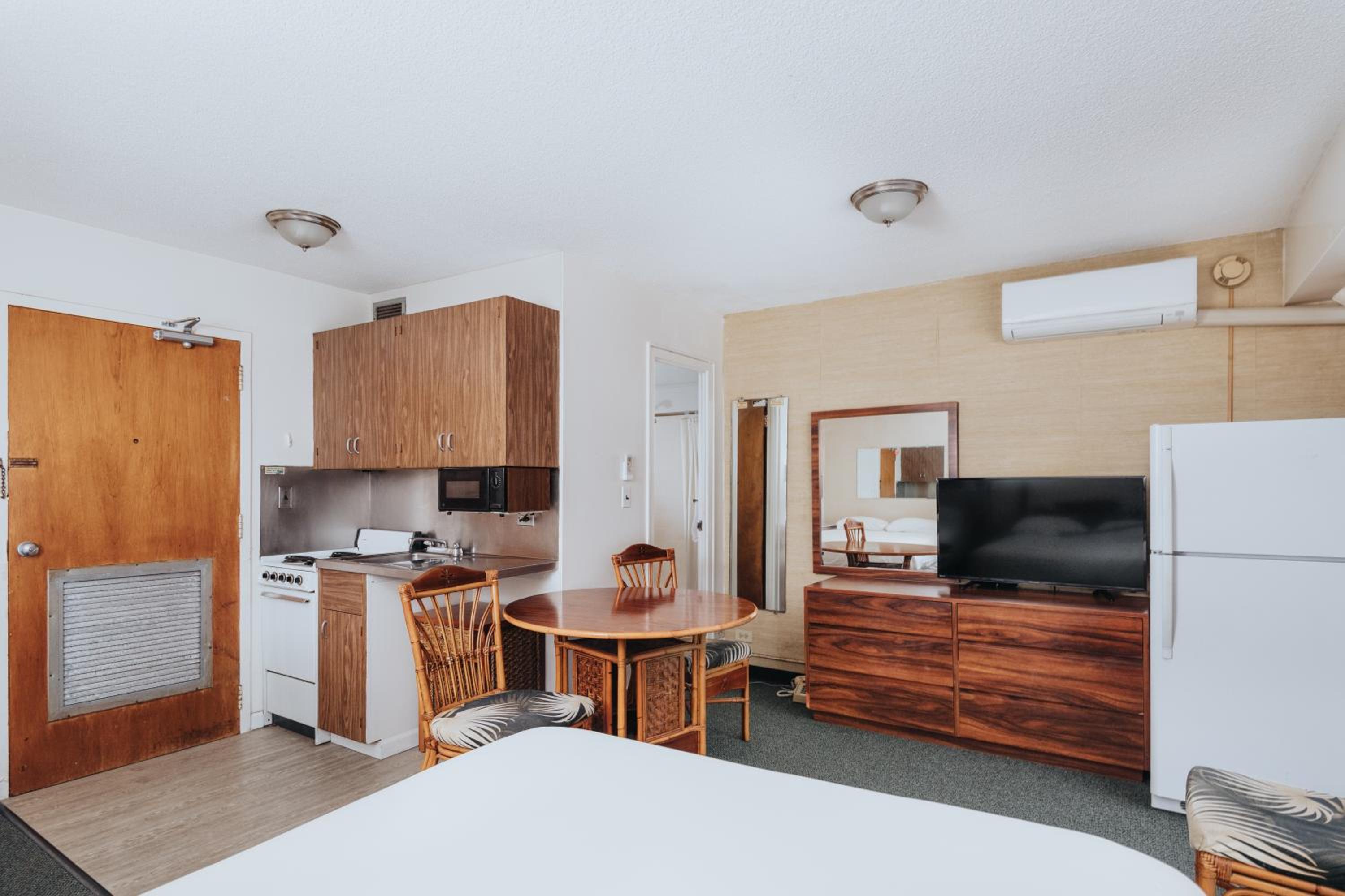 Deluxe Studio 2 Queens with Full Kitchen