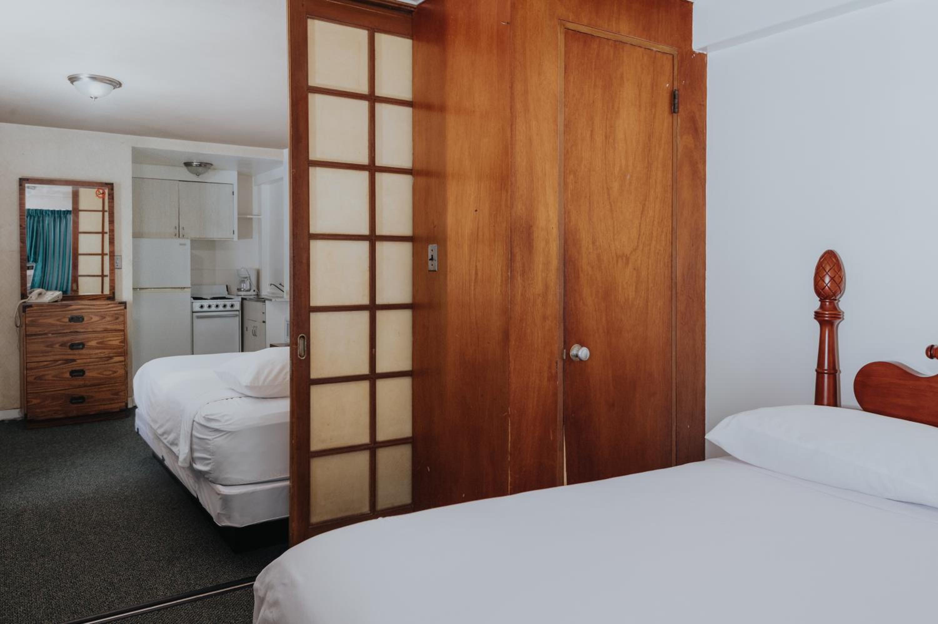 1 Bedroom Suite 2 Queens with Full Kitchen photo 3