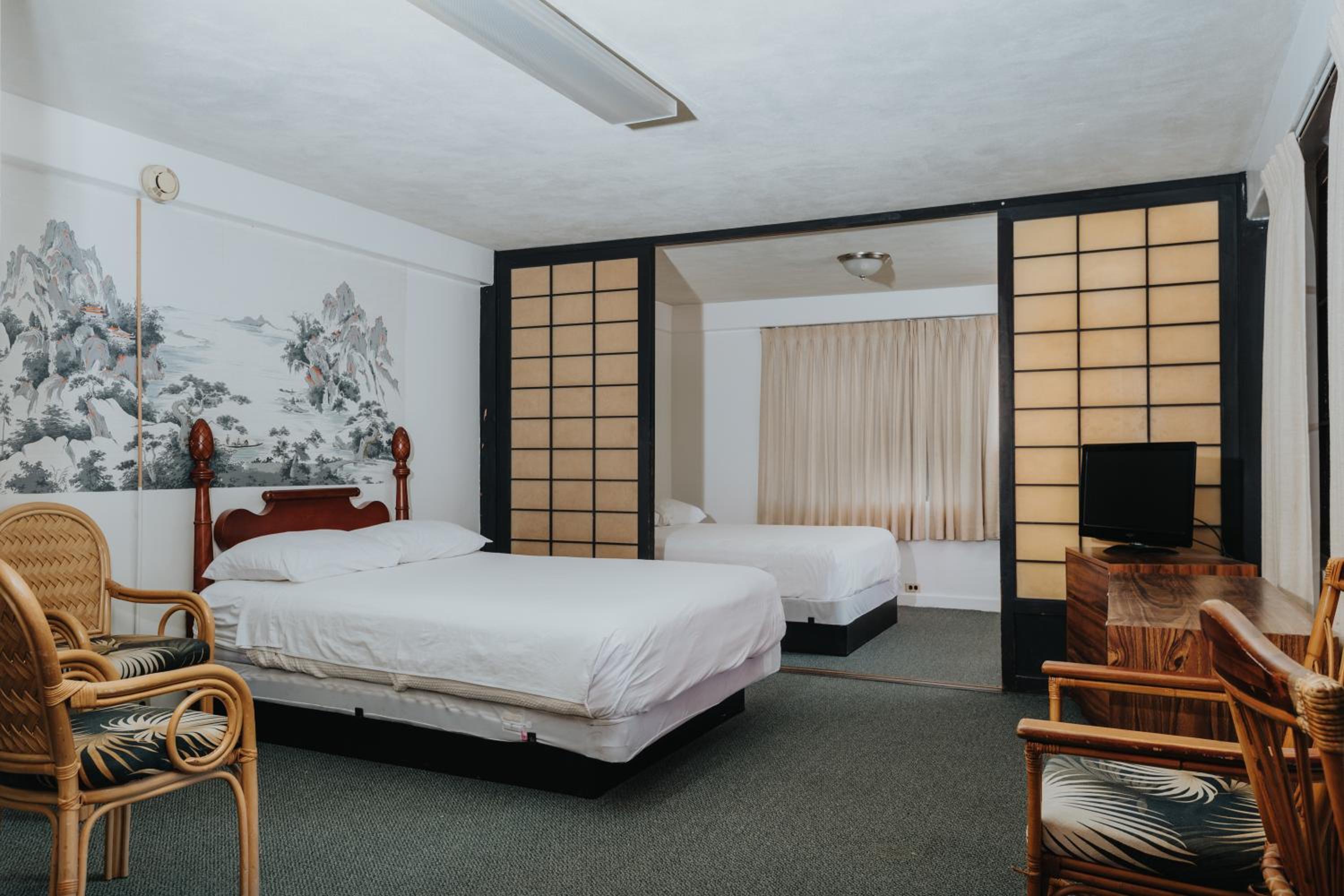 2 Bedroom Suite King and 2 Queens with Full Kitchen