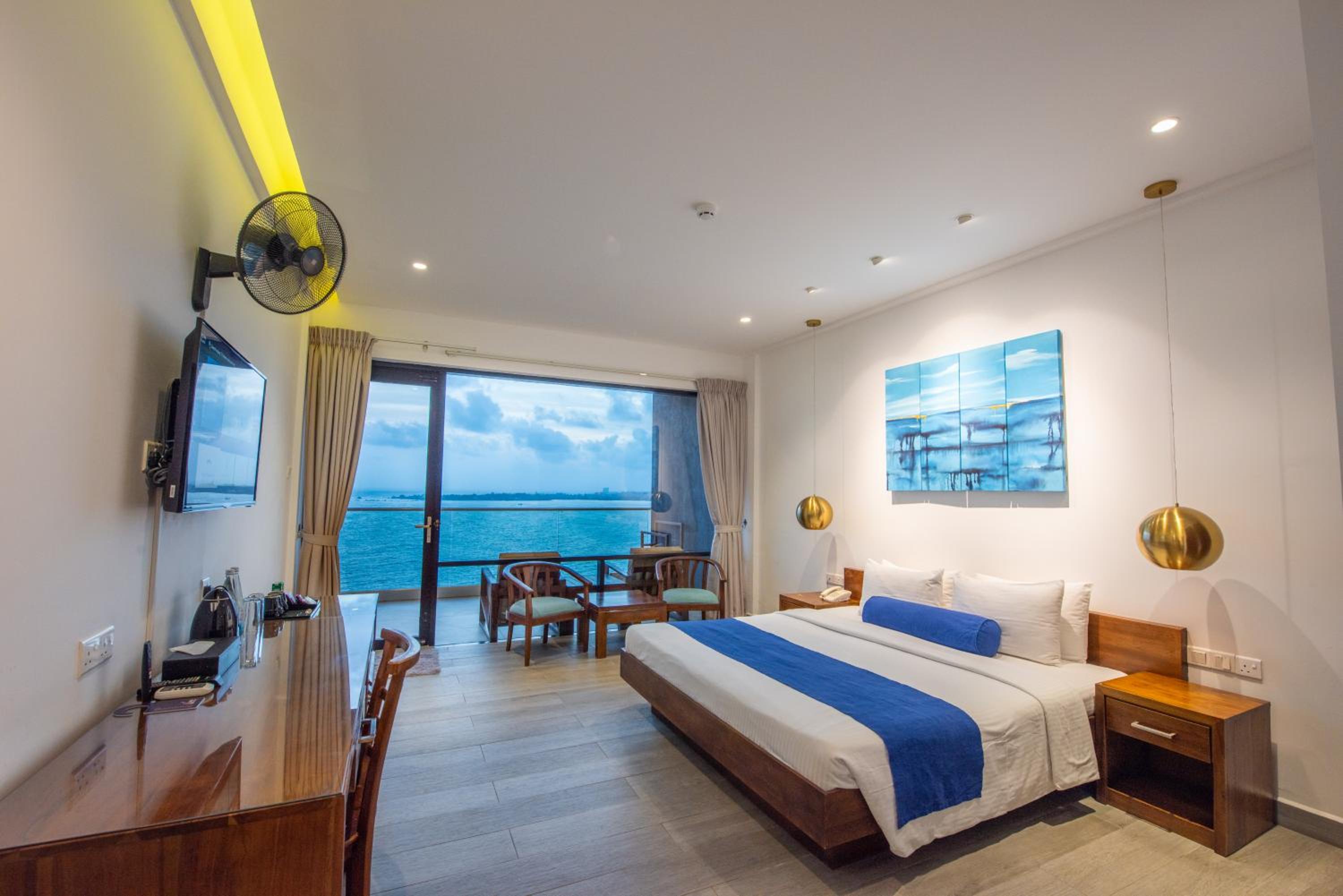 Deluxe Double or Twin Room with Sea View - Photo 10